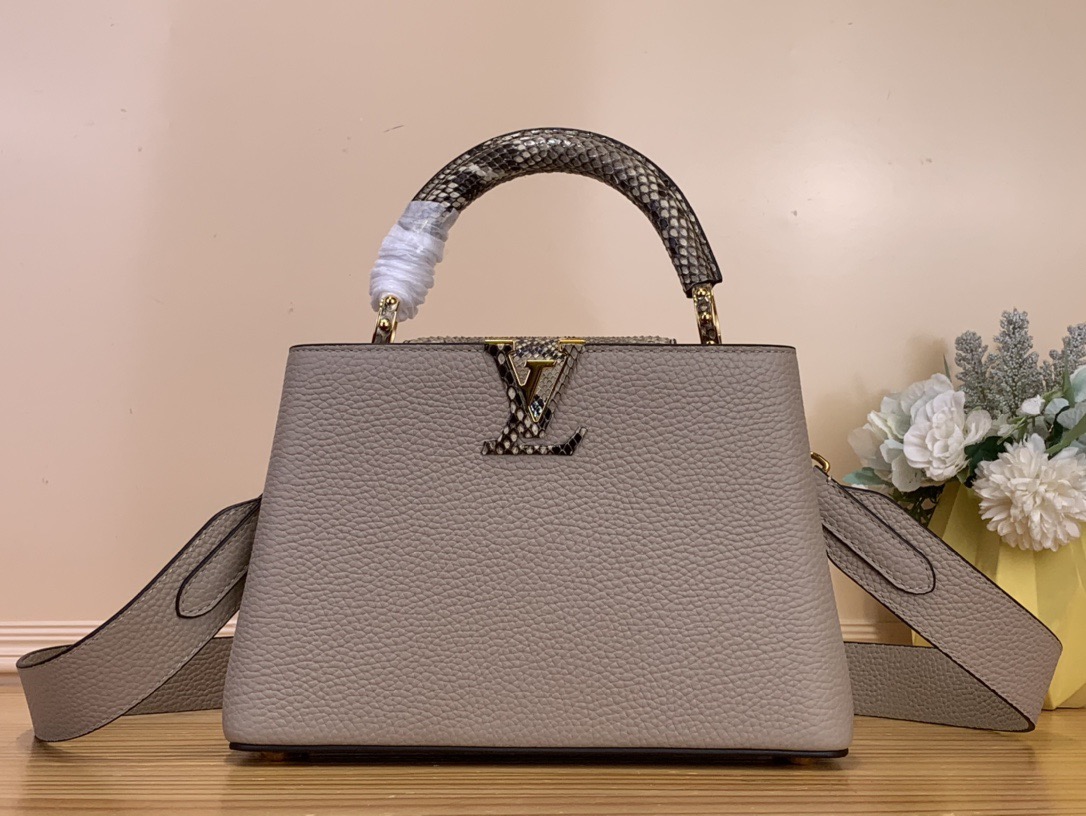 NO:622675,Top original order [Caucines bb handbag] N82067 48865 Gray (snake cover) The bag is made of grained Taurillon leather, and the cover, top handle and LV letter logo are made of python. This Caucines hl mini handbag has a luxurious texture. The light leather lining is contrasting and has an internal patch pocket. The detachable wide strap, also made of Taurillon leather, provides various carrying methods. Size 17.3 x  9 x 27 cm 125121350,,louis vuitton19860909顶级原单【Caucines bb手袋】 N82067 48865 灰色（蛇盖） 包身为粒面 Taurillon 皮革,搭盖、顶部手柄与 LV 字母标识为蟒皮材质,此款 Caucines hl迷你手袋质感奢华.淡色皮革内衬对比感鲜明,内设贴袋.同为 Taurillon 皮革材质的可脱卸宽包带提供多样背携方式. 尺寸17.3 x 9 x 27 cm 125121350,,louis vuitton,Bag