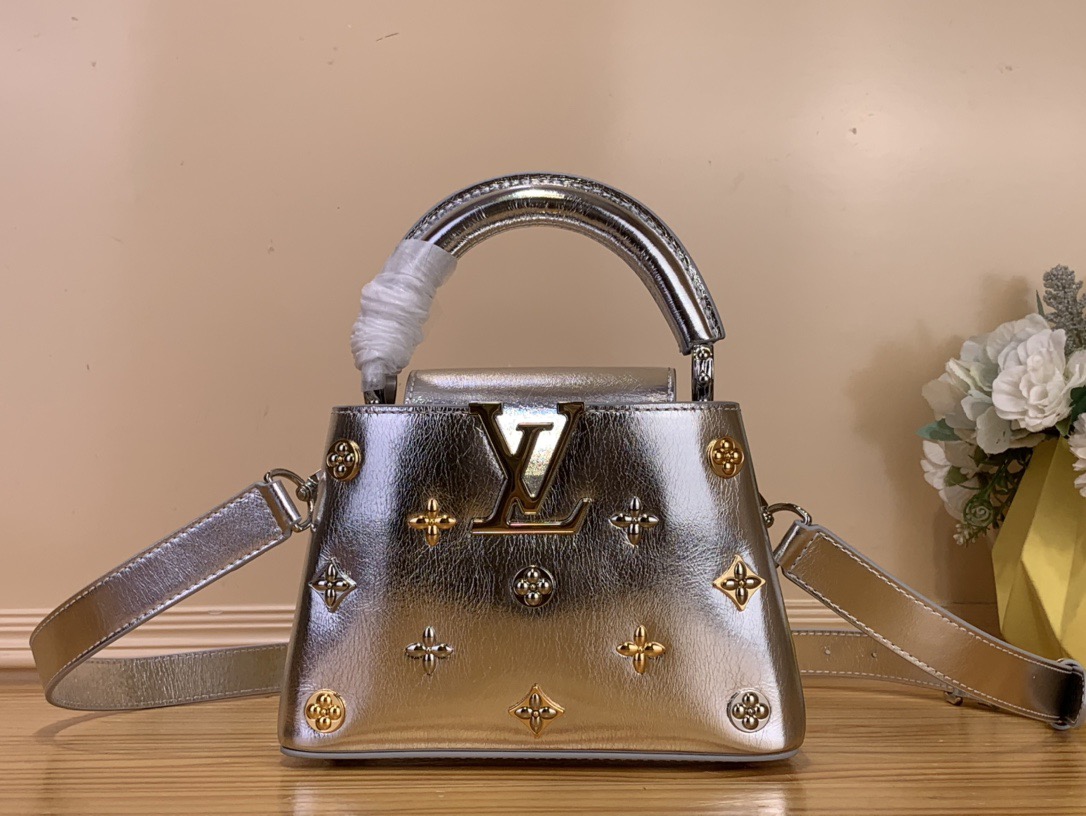 NO:622666,Top original order [CAUCINES mini handbag] m26258 silver/gold silver This Caucines mini handbag is made of Silver leather and adds an avant-garde addition to the Star Shaes series with futuristic Monogram Miroir hl elements. Metal studs outline the brand's classic pattern. Open the foldable cover to reveal a suitable space for storing mobile phones, wallets, keys and other personal items. Dimensions 13.6 x 8 x 21 cm  125121300 (height x width x length),,louis vuitton19860909顶级原单【CAUCINES 迷你手袋】 m26258 银色/金银 本款 Caucines 迷你手袋取材 Silver 皮革,以未来主义风格 Monogram Miroir hl 元素为 Star Shaes 系列增添前卫一员.金属饰钉勾勒品牌经典图案.轻启可内收或外置的翻盖即现恰宜空间,可收纳手机、钱夹、钥匙等随身物品. 尺寸13.6 x 8 x 21 厘米 125121300 (高 x 宽 x 长度),,louis vuitton,Bag