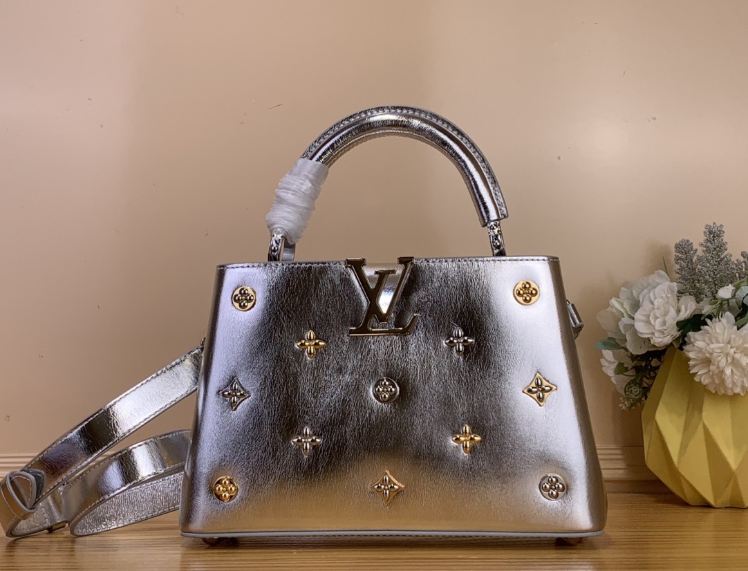 NO:622706,Top original order [CAUCINES bb handbag] m26258 silver/gold silver This Caucines bb handbag is made of Silver leather and adds an avant-garde addition to the Star Shaes series with futuristic Monogram Miroir hl elements. Metal studs outline the brand's classic pattern. Open the foldable cover to reveal a suitable space for storing mobile phones, wallets, keys and other personal belongings. Size 17.3 x 9 x 27 cm  135121400 (height x width x length),,louis vuitton19860909顶级原单【CAUCINES bb手袋】 m26258 银色/金银 本款 Caucines bb手袋取材 Silver 皮革,以未来主义风格 Monogram Miroir hl元素为 Star Shaes 系列增添前卫一员.金属饰钉勾勒品牌经典图案.轻启可内收或外置的翻盖即现恰宜空间,可收纳手机、钱夹、钥匙等随身物品. 尺寸17.3 x 9 x 27 cm 135121400 (高 x 宽 x 长度),,louis vuitton,Bag