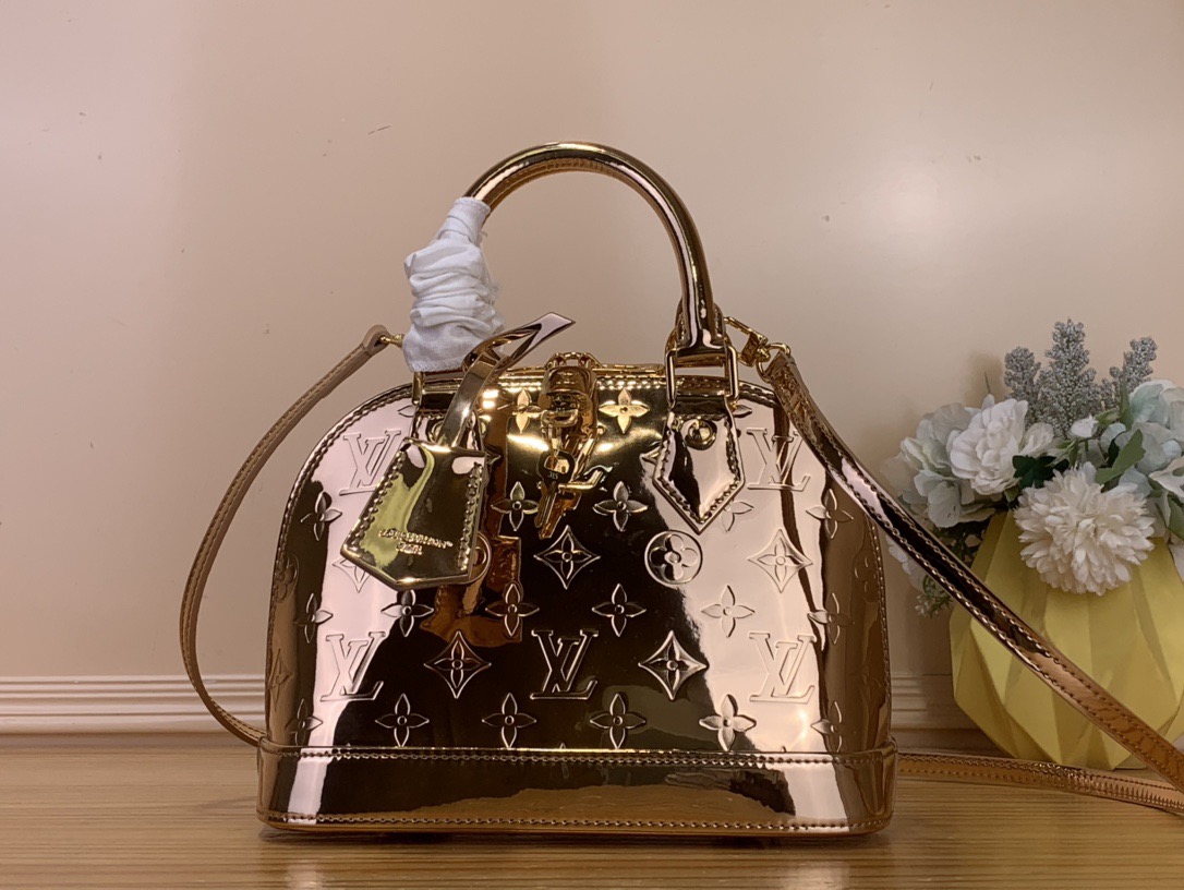 NO:622687,Top original order [Alma BB handbag] M27037 champagne gold 26335 silver (patent leather) This season incorporates many technical elements, and Alma BB is an outstanding representative of them. It uses Monogram Miroir with reflective effect  st inlay. Bringing a retro-futuristic touch to any look, it's made from windproof canvas in a unique silver colorway and comes with matching hardware. It's also finished with the signature Louis Vuitton combination lock and comes with a removable shoulder strap. Dimensions 23.5 x 17.5 x 11.5 cm 6517075, louis vuitton19860909顶级原单【Alma BB 手袋】M27037 香槟金 26335 银色（漆皮） 本季融入了诸多技术元素,而 Alma BB 就是其中的杰出代表,其采用了具有反光效果的 Monogram Miroir st镶嵌工艺.它为任何造型都注入了复古与未来主义的风格,由具有防风性能的帆布制成,采用独特的银色配色,并配有相匹配的五金配件.它还饰有标志性的路易威登密码锁,并配有可拆卸的肩带. 尺寸 23.5 x 17.5 x 11.5 厘米6517075,,louis vuitton,Bag