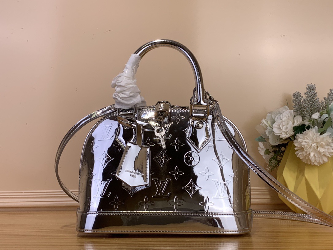 NO:622678,Top original order [ALMA BB handbag] m26335 silver/patent leather This Alma BB handbag highlights the style of the LV Ski series with this season's technical details. The surface of the Monogram Miroir St weather-resistant canvas is dip-dyed in Silver tones, and matched with metal parts of the same color to release bright light. It can inject a retro-futuristic style into any outfit. The LV logo padlock and detachable shoulder strap complete the whole. 17.5 x 11.5 x  23.5 cm 6517075 (height x width x length),,louis vuitton19860909顶级原单【ALMA BB 手袋】m26335 银色/漆皮 本款 Alma BB 手袋以本季科技细节彰显 LV Ski 系列风范.Monogram Miroir St耐候帆布表面浸染 Silver 色调,搭配同色金属件,释放璀璨光芒.可为任意着装注入复古未来主义格调.LV 标识挂锁与可拆卸肩带完善整体. 17.5 x 11.5 x 23.5 厘米6517075 (高 x 宽 x 长度),,louis vuitton,Bag