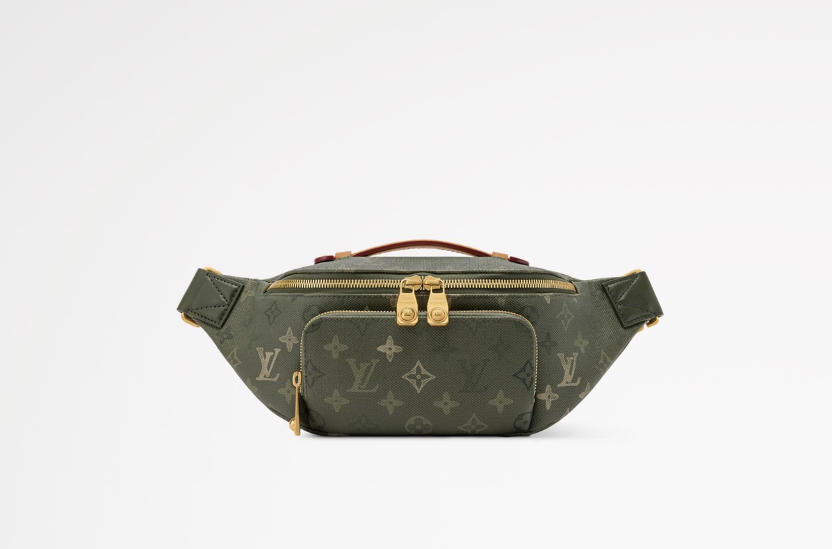 NO:622780,Top original item [RUSH waist bag] m26933 Army green/silk screen This Rush waist bag is made of Monogram Surlus gx coated canvas and Yingze distressed effect zipper to create a trendy style. The zipper front pocket is convenient for accessing daily needs, and the double zipper main compartment adds functional details. The adjustable fabric shoulder strap can be tied around the waist, shoulder or cross-body. Dimensions 15 x 8 x 30 cm. 4916058  (height x width x length),19860909顶级原单【RUSH 腰包】 m26933 军绿色/丝印 本款 Rush 腰包以 Monogram Surlus gx涂层帆布及莹泽做旧效果拉链塑就潮流型格.拉链前袋方便存取日常所需,双拉链主隔层再添功能细节.可调节织物肩带可系于腰间,亦可肩背或斜挎. 尺寸15 x 8 x 30 厘米.4916058 (高 x 宽 x 长度),,Bag