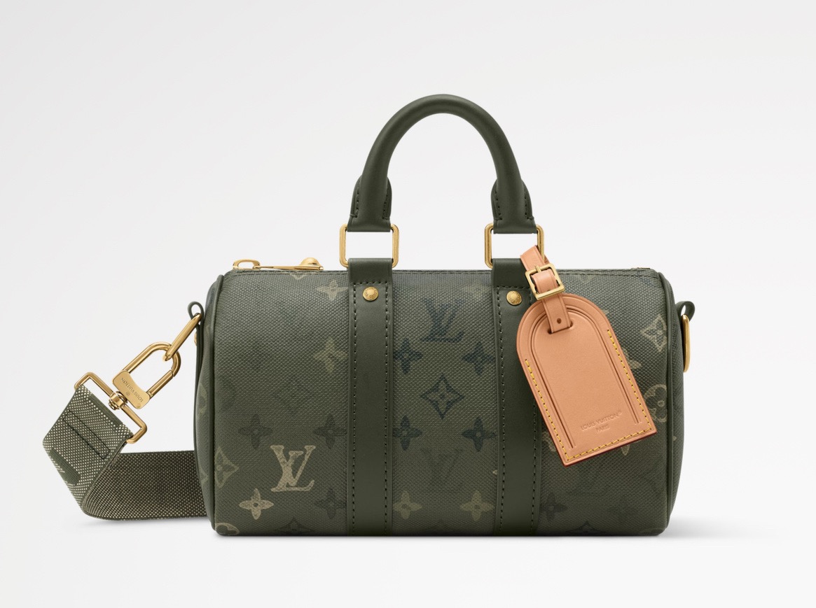 NO:622787,Top original item [KEEALL BANDOULIRE 25 handbag] m26930 military green/silk screen This Keeall Bandoulière 25 handbag is made of Monogram Surlus gx coated canvas rendered in military tones and embellished with irregular Monogram prints to create a camouflage look. The aged effect zipper fastens the main compartment. The top handle and the detachable and adjustable wide fabric shoulder strap provide shoulder, cross-body or hand carry options. Size 15  x 11 x 25 cm.5316065 (height x width x length),19860909顶级原单【KEEALL BANDOULIRE 25 手袋】 m26930 军绿色/ 丝印 本款 Keeall Bandoulière 25 手袋为 Monogram Surlus gx涂层帆布渲染军旅色调并点缀不规则 Monogram 印花,营造迷彩观感.做旧效果拉链束紧主隔层.顶部手柄与可拆卸并调节的宽幅织物肩带提供肩背、斜跨或手提选择. 尺寸15 x 11 x 25 厘米.5316065 (高 x 宽 x 长度),,Bag