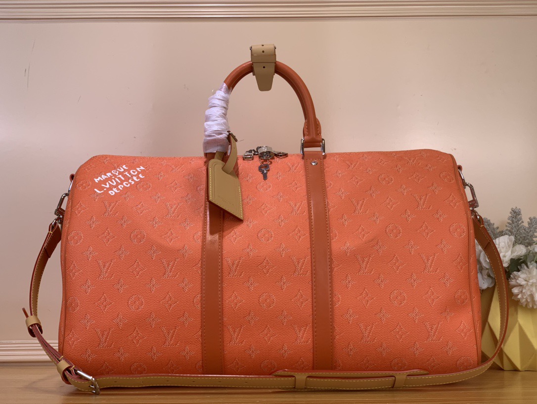 NO:622718,Top original item [Keeall Bandoulière 50 travel bag] M26865 orange flower 26864 blue flower 26866 green flower (silk screen) Dip-dyed in bright colors for Monogram Heritage gx canvas, complementing cowhide trim, leather shoulder straps and removable name tag, with cotton lining. Marque L.Vuitton Déosée  The logo pays tribute to Louis Vuitton's rich heritage. Dimensions 29 x 23 x 50 cm. 6918075,,louis vuitton,cowhide19860909顶级原单【Keeall Bandoulière 50 旅行袋】M26865 橙花色 26864 蓝花色 26866 绿花色（丝印） 为 Monogram Heritage gx 帆布浸染鲜明色彩,与牛皮革饰边、皮革肩带和可拆卸名牌相辅相成,搭配棉质内衬.Marque L.Vuitton Déosée 标识致意路易威登的悠久传承. 尺寸 29 x 23 x 50厘米.6918075,,louis vuitton,cowhide,Bag