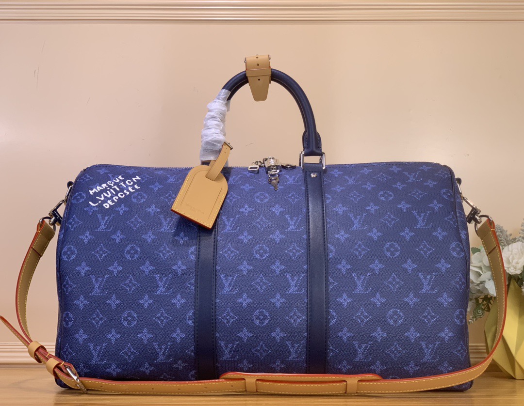 NO:622727,Top original item [Keeall Bandoulière 50 travel bag] M26865 orange flower 26864 blue flower 26866 green flower (silk screen) Dip-dyed in bright colors for Monogram Heritage gx canvas, complementing cowhide trim, leather shoulder straps and removable name tag, with cotton lining. Marque L.Vuitton Déosée  The logo pays tribute to Louis Vuitton's rich heritage. Dimensions 29 x 23 x 50 cm. 6918075,,louis vuitton,cowhide19860909顶级原单【Keeall Bandoulière 50 旅行袋】M26865 橙花色 26864 蓝花色 26866 绿花色（丝印） 为 Monogram Heritage gx 帆布浸染鲜明色彩,与牛皮革饰边、皮革肩带和可拆卸名牌相辅相成,搭配棉质内衬.Marque L.Vuitton Déosée 标识致意路易威登的悠久传承. 尺寸 29 x 23 x 50厘米.6918075,,louis vuitton,cowhide,Bag