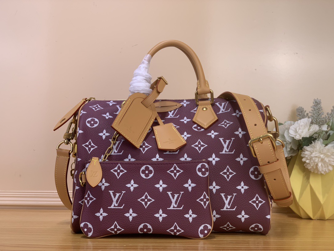 NO:622691,[Seedy 9 Bandoulière 30 Bag] Fuchsia The Seedy 9 Bandoulière 30 bag is made of ultra-soft calfskin with Monogram print and is perfectly compact but roomy enough to carry daily essentials. Meticulous details, such as the traditional side locks or the premium lambskin lining, are a testament to the craftsmanship of this bag. In addition to the top handle, there is a removable strap. Dimensions 32 x 22.5 x  18 cm,,cowhide,sheepskin19860909【Seedy 9 Bandoulière 30 手袋】 紫红色 Seedy 9 Bandoulière 30包由超柔软的小牛皮制成,带有Monogram印花,尺寸完美紧凑但足够宽敞,可以装下日常必需品.细致的细节,如传统侧锁或优质小羊皮衬里,证明了这款包的精湛工艺.除了顶部手柄外,还有一条可拆卸的带子. 尺寸32 x 22.5 x 18厘米,,cowhide,sheepskin,Bag