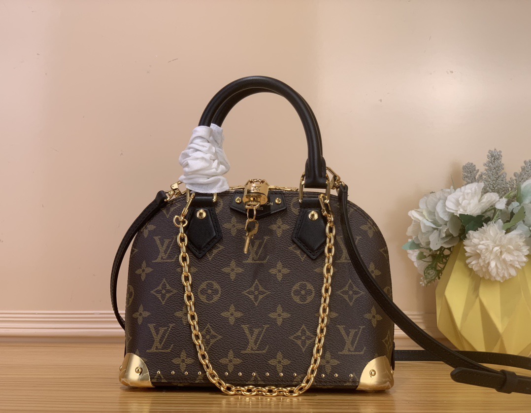 NO:622812,Top Original [Alma BB Handbag] M26084 Presbyopia (Rivet) This model has been redesigned as a member of the Trunk family to highlight the long tradition of the brand's travel series, incorporating iconic design elements. It is made of the iconic Monogram st canvas and is edged with black leather and gold metal corners and decorative studs, creating an elegant look. This product comes with a detachable chain and can be used with or without an adjustable shoulder strap. Dimensions  22 x 19x 11 cm.6318076..,19860909顶级原单【Alma BB 手袋】M26084 老花（铆钉） 本款被重新设计成为特伦克家族的一员,以彰显该品牌旅行系列的悠久传统,融入了标志性的设计元素.它采用标志性的 Monogram st帆布制成,边缘饰有黑色皮革和金色金属边角及装饰钉,营造出高雅的外观.此款产品配有可拆卸链子,并且可以搭配可调节肩带或不搭配肩带使用. 尺寸 22 x 19x 11 厘米.6318076..,,Bag