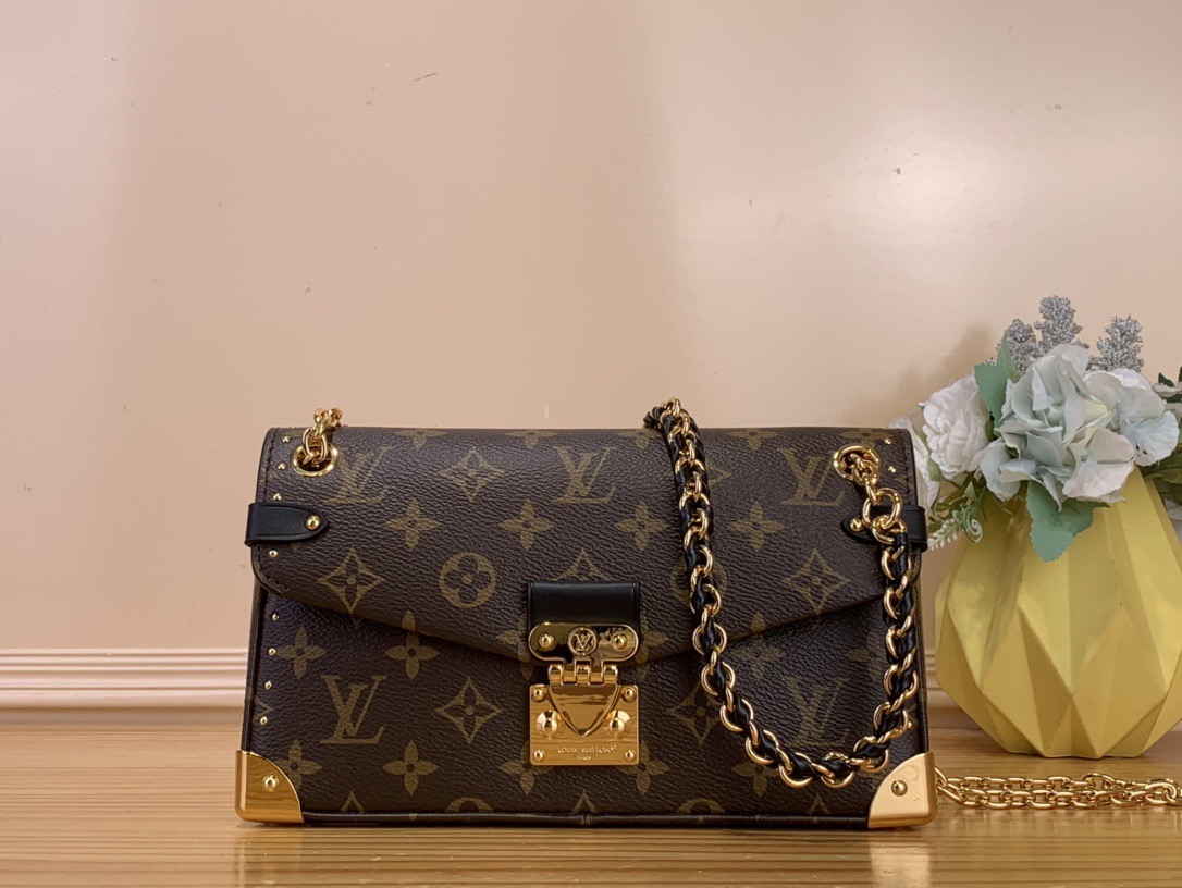 NO:622833,Top original order [TRUNKIE EAST WEST handbag] m27266 rivets This East West horizontal version of the Trunkie jh handbag inherits the essence of the prototype while presenting an elegant baguette silhouette. The handbag is made of iconic Monogram canvas, with leather locks, dazzling corners, studs and S-lock locks, paying tribute to the brand's travel heritage. Equipped with a sliding chain, providing a variety of carrying options. Dimensions 15 x 6 x 25 cm  5216057 (height x width x length),19860909顶级原单【TRUNKIE EAST WEST 手袋】 m27266 铆钉 这款 East West 横向版本的 Trunkie jh手袋承袭原型精髓,同时呈现优雅的法棍包廓形.手袋采用标志性 Monogram 帆布,配以皮革锁扣、耀目包角、饰钉及 S-lock 锁扣,致敬品牌旅行传承.配有滑动链条,提供多种背携选择. 尺寸15 x 6 x 25 厘米 5216057 (高 x 宽 x 长度),,Bag