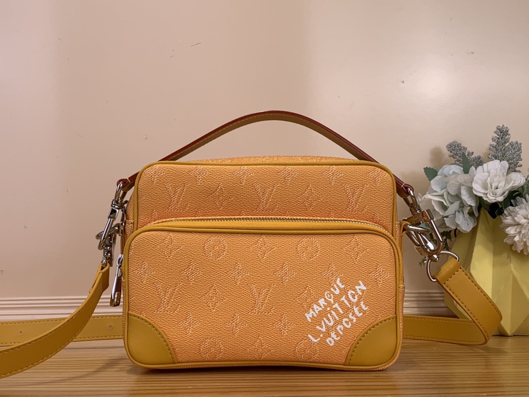 NO:622754,Top original item [NIL handbag] m27232 yellow/print m26823 blue This Nil crossbody bag is made of Monogram Heritage hx canvas with a retro shape, with a main compartment, an inner patch pocket and a zippered front pocket. The top leather handle and shoulder strap are detachable, providing a variety of carrying options. The front pocket Marque L.Vuitton Déosée print adds a classic style. Size 17.5 x 11  x 25 cm 5516065 (height x width x length), satchels, crossbody bags19860909顶级原单【NIL 手袋】 m27232 黄色/印花 m26823 蓝色 本款 Nil 斜挎包以 Monogram Heritage hx帆布塑就复古构型,搭配主隔层、内贴袋与拉链前袋.顶部皮革手柄与肩带均可拆卸,提供多样背携选择.前袋 Marque L.Vuitton Déosée 印花再添经典格调. 尺寸17.5 x 11 x 25 厘米 5516065 (高 x 宽 x 长度),,satchels,crossbody bags,Bag