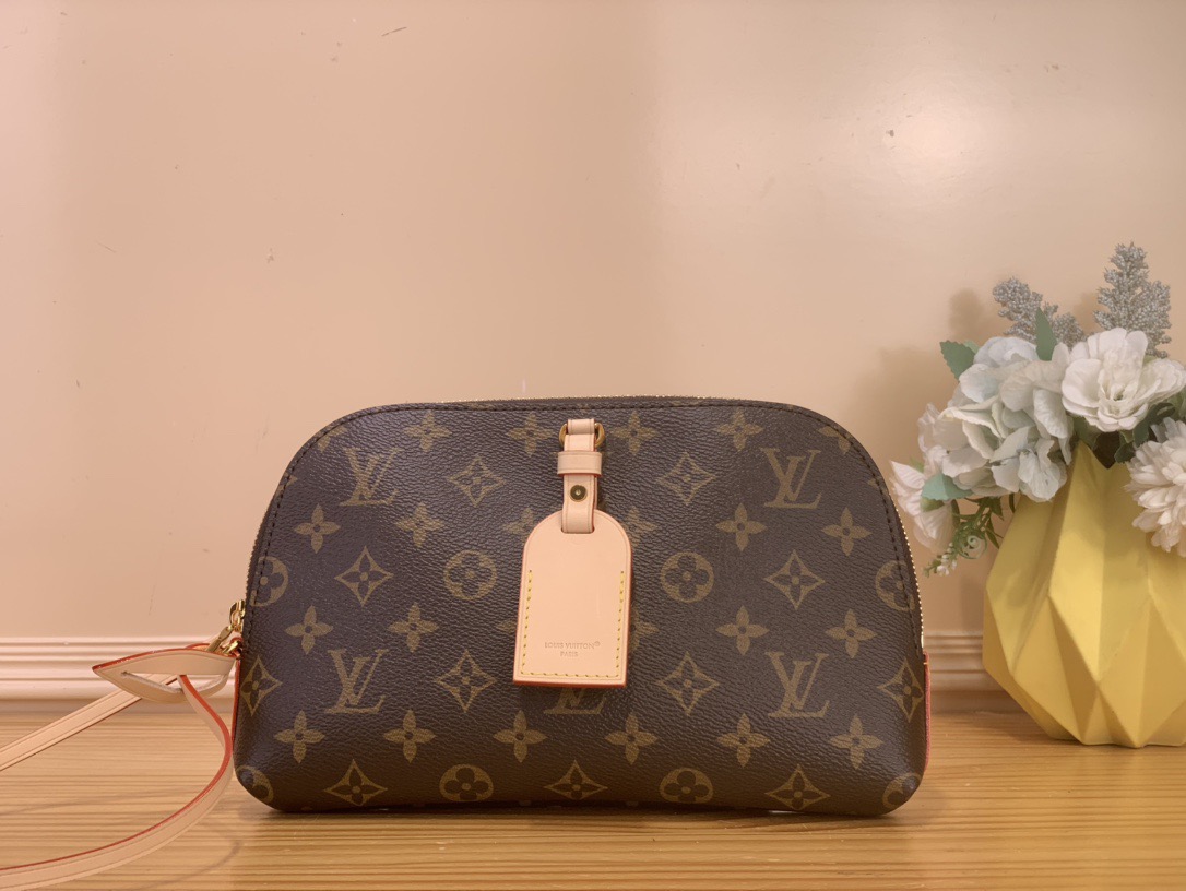 NO:622750,Top original order [Tag Me ouch clutch] M26787 Presbyopic (crossbody) 'Tag Me ouch' is a new member of the brand's 'Monogram Series', jh is made of classic monogram canvas material. It is wrapped in leather and features a tag-style decoration that matches the detachable shoulder strap. This compact bag is decorated with exquisite gold decorative accessories and is of a moderate size, which can accommodate small items carried daily, such as mobile phones. Size  24.5x 17x 4.5 cm 3614045,,handbag19860909顶级原单【Tag Me ouch 手拿包】M26787 老花（斜挎） “Tag Me ouch”是该品牌“字母图案系列”的新成员,jh采用经典的字母图案帆布材质制成.它外层包裹着皮革,其特色在于与可拆卸肩带相匹配的标签式装饰.这款小巧的包型饰有精致的金色装饰配件,大小适中,可容纳日常携带的小物件,如手机等. 尺寸 24.5x 17x 4.5 厘米 3614045,,handbag,Bag