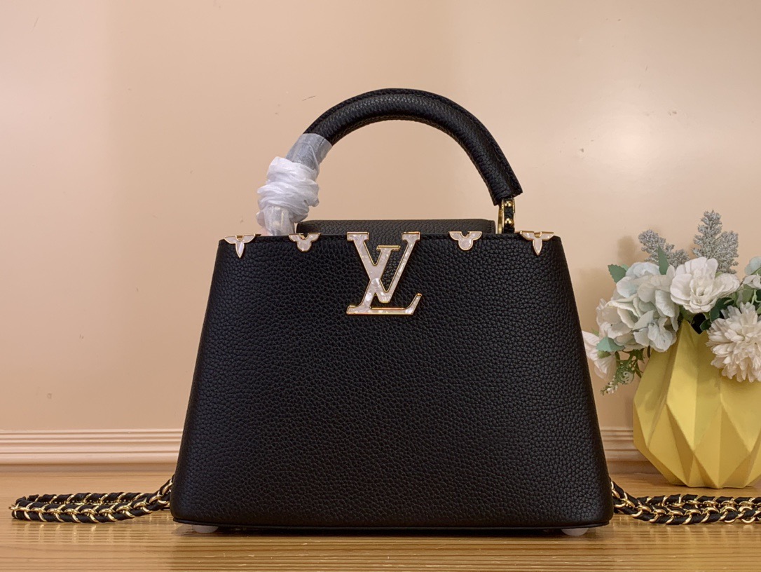 NO:622735,Top original order [CAUCINES bb handbag] M10166 48865 black (Floral Fritillaria) This Caucines bb handbag comes from the CaucinesFlower Crown sj series. It is cut out of grained Taurillon cow leather and has an exquisite shape, making it easy to control day and night occasions. The Monogram flower shines with shell luster, and the LV letters are surrounded by it, like jewelry.  Elegant and gorgeous. The detachable chain adds a functional detail. Dimensions 17.3 x 9 x 27 cm 120121300,,louis vuitton,cowhide19860909顶级原单【CAUCINES bb 手袋】M10166 48865 黑色（花卉贝母） 本款Caucines bb手袋出自CaucinesFlower Crown sj系列,以粒面 Taurillon 牛皮革裁出玲珑构型,轻松驾驭昼夜场合. Monogram 花卉闪烁贝壳莹泽,将LV字母簇拥其间,宛如珠宝般 雅致华美.可拆卸链条再添功能细节. 尺寸17.3 x 9 x 27 cm 120121300,,louis vuitton,cowhide,Bag