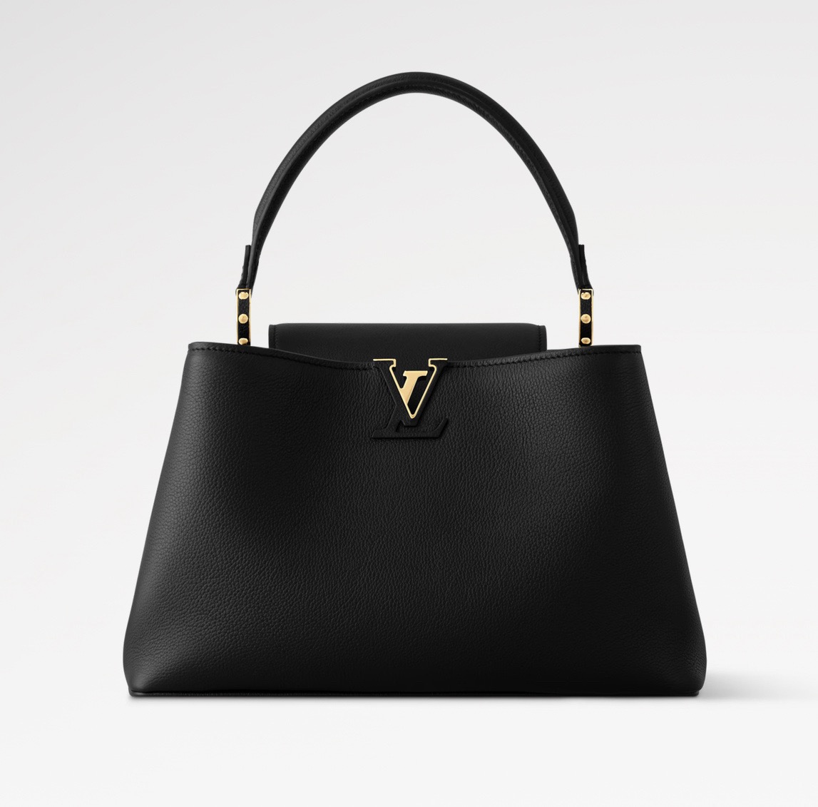 NO:622854,Top original order [Sac Caucines MM Soule] m14370 black m14371 brown m14979 white this Caucines MM  The Hl Flexible Bag is an elegant model that will upgrade everyday looks. High-quality grained calfskin contrasts with a velvet leather lining and a refined gold-tone metallic finish. This model has a smart flap with an internal compartment and several pockets to organize essentials. It is designed to be worn in different ways and is decorated with the LV initials, paying homage to the house's iconic heritage. Dimensions 33x24x12 cm  110121250 (length x height x width),,louis vuitton,cowhide19860909顶级原单【Sac Caucines MM Soule】 m14370 黑色 m14371 棕色 m14979 白色 这款Caucines MM Hl柔性包是一个优雅的模型,将使日常外观升级.高品质的粒面小牛皮与天鹅绒皮革衬里和精致的金色金属饰面形成鲜明对比.这个模型有一个巧妙的翻盖,有一个内部隔间,有几个口袋可以整理必需品.它被设计成以不同的方式穿着,并装饰着LV首字母,向房子的标志性遗产致敬. 尺寸33x24x12厘米 110121250（长度x高度x宽度）,,louis vuitton,cowhide,Bag