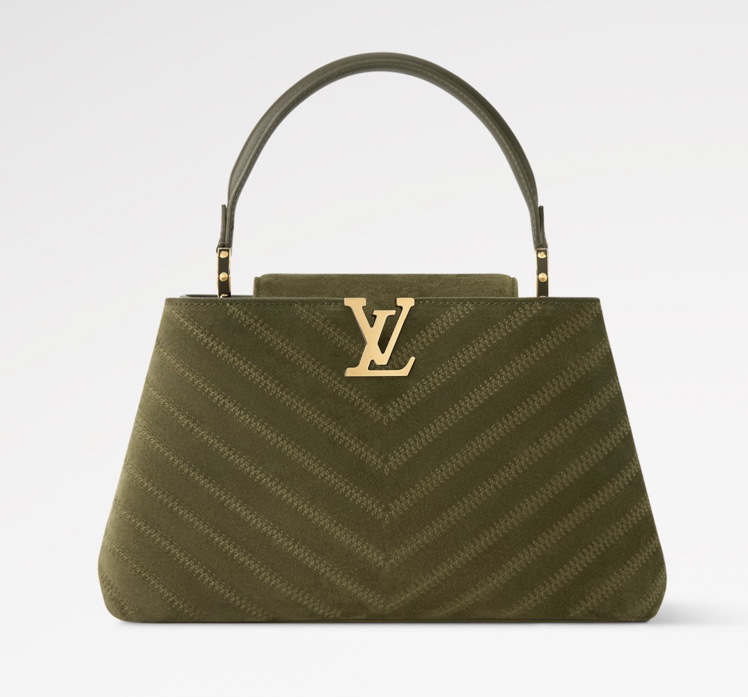 NO:622859,Top original order [Sac Caucines MM Soule] m25485 Green This Caucines MM Hl flexible bag bears witness to House's extraordinary expertise and is decorated with velvet calfskin whose deep khaki green color enhances all looks. The velvety texture is sublimated by golden metallic finishes, such as the iconic LV initials. This elegant model is designed for everyday use, allowing a variety of dressing options. Dimensions 33x24x12 cm  115121250 (length x height x width),,louis vuitton,cowhide19860909顶级原单【Sac Caucines MM Soule】 m25485 绿色 这款Caucines MM Hl柔性包见证了House的非凡专业知识,装饰有天鹅绒小牛皮,其深卡其绿色增强了所有外观.天鹅绒般的质地被金色金属饰面所升华,例如标志性的LV首字母.这款优雅的款式专为日常使用而设计,允许多种穿着选择. 尺寸33x24x12厘米 115121250（长度x高度x宽度）,,louis vuitton,cowhide,Bag