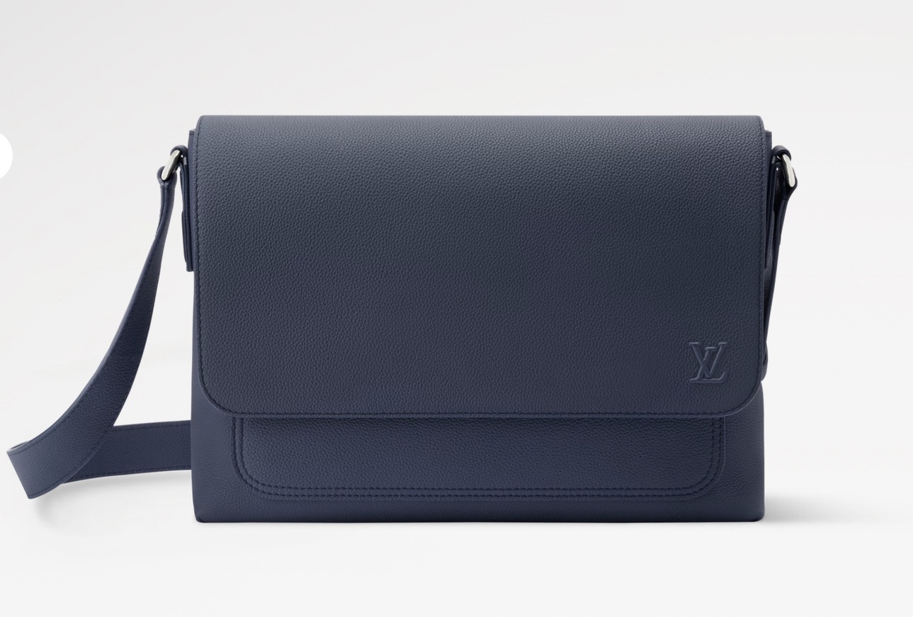 NO:622805,Top original item [SEED messenger bag] m15268 black m15267 blue Seed Hx messenger bag is made of soft waxed cowhide, with padded compartments and internal patch pockets for a generous configuration, which can easily accommodate laptops and tablets. The rear zippered outer pocket is convenient for storing daily necessities such as keys, mobile phones and wallets. Dimensions 29 x 12 x 33 cm 6817075 (H x W x  length),,cowhide19860909顶级原单【SEED 邮差包】 m15268 黑色 m15267 蓝色 Seed Hx邮差包采用轻柔蜡面牛皮革,为充裕构型融入加衬隔层与内贴袋,可轻松容纳笔记本电脑和平板电脑.后部拉链外袋便于存放钥匙、手机和钱夹等日常所需. 尺寸29 x 12 x 33 厘米 6817075 (高 x 宽 x 长度),,cowhide,Bag