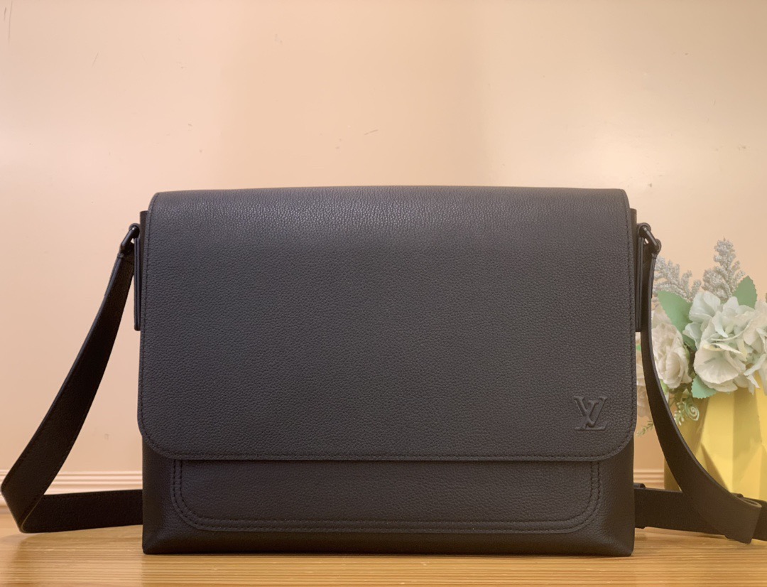 NO:622789,Top original item [SEED messenger bag] m15268 black m15267 blue Seed Hx messenger bag is made of soft waxed cow leather. It has a generous structure with padded compartments and internal patch pockets, which can easily accommodate laptops and tablets. The rear zippered outer pocket is convenient for storing daily necessities such as keys, mobile phones and wallets. Dimensions 29 x 12 x 33 cm 6817075 (H x W x  length),,cowhide19860909顶级原单【SEED 邮差包】 m15268 黑色 m15267 蓝色 Seed Hx邮差包采用轻柔蜡面牛皮革,为充裕构型融入加衬隔层与内贴袋,可轻松容纳笔记本电脑和平板电脑.后部拉链外袋便于存放钥匙、手机和钱夹等日常所需. 尺寸29 x 12 x 33 厘米 6817075 (高 x 宽 x 长度),,cowhide,Bag