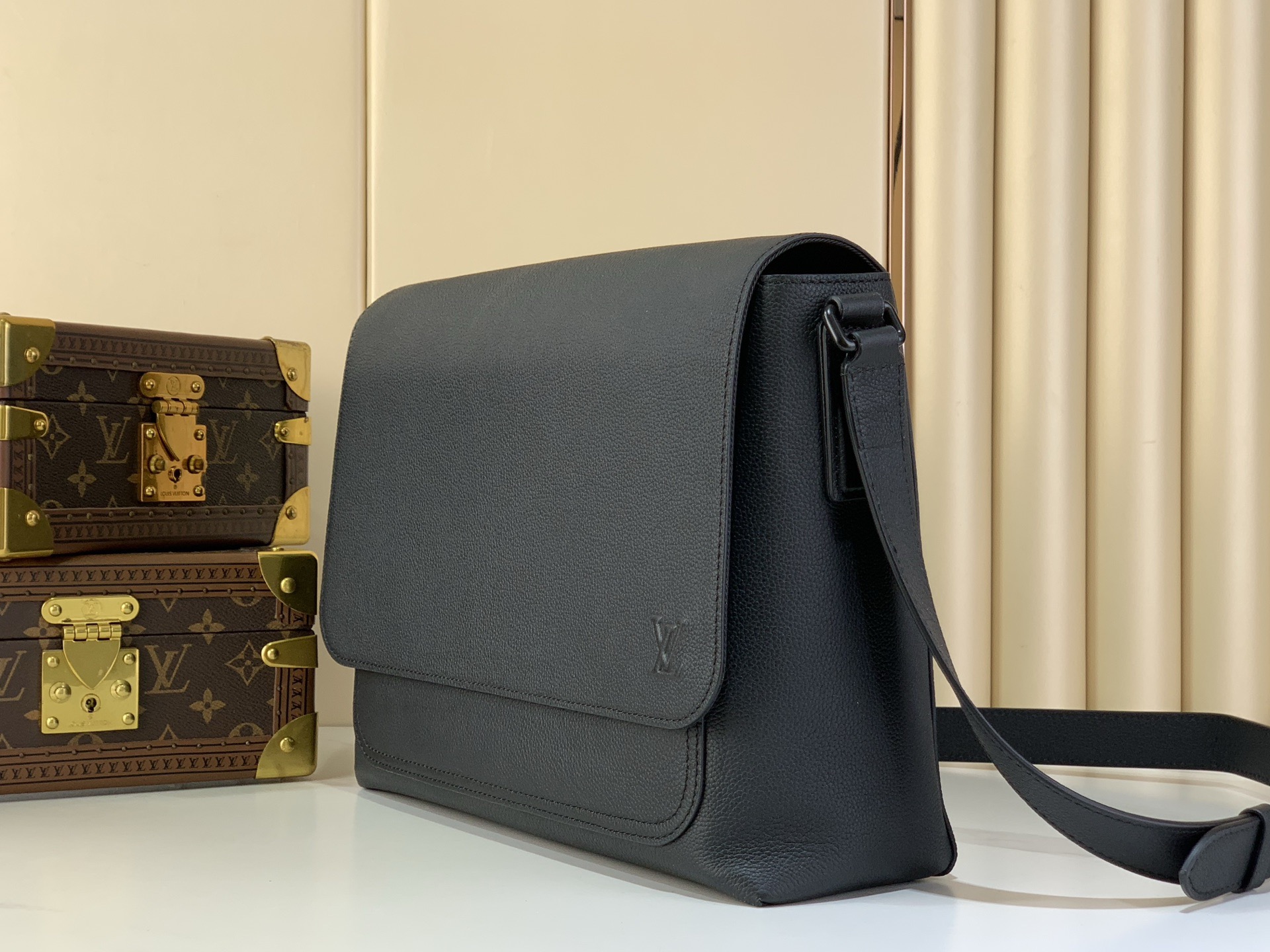 LV Style Black Leather Messenger Bag Lookbook Reference image 2