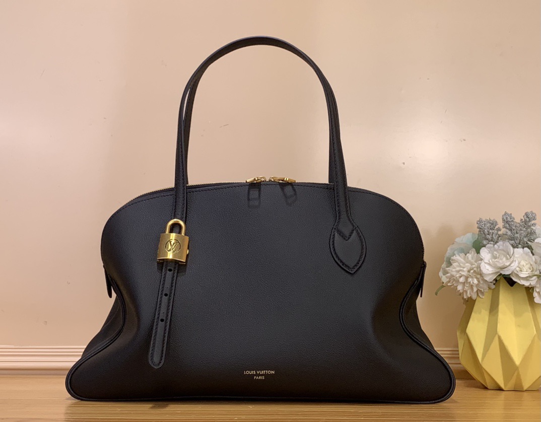 NO:622864,Top original item [Sac Low Key Duffle Tote] m26257 black m26688 brown This travel bag is inspired by the Alma Horizontal model of the 1970s and is a Low Key The latest addition to the ys collection. It is made from timeless black grained calfskin and has a zip profile, sublimated by aged gold-tone hardware and includes a signature padlock. Its large capacity can accommodate a laptop as well as other daily essentials. It comes with a removable Monogram pocket. Dimensions 43.5 x 26.5 x 14.5 cm 8819095 (length x height x width),, travel bags, cowhide19860909顶级原单【Sac Low Key Duffle Tote】 m26257 黑色 m26688 棕色 这款旅行包的灵感来自年代的Alma Horizontal模型,是Low Key ys系列的最新作品.它由永恒的黑色粒面小牛皮制成,具有拉链轮廓,由老化的金色金属件升华,包括一个标志性的挂锁.它的大容量可以容纳一台笔记本电脑以及其他日常必需品.它配有一个可拆卸的Monogram口袋. 尺寸43.5 x 26.5 x 14.5釐米 8819095（长度x高度x宽度）,,travel bags,cowhide,Bag