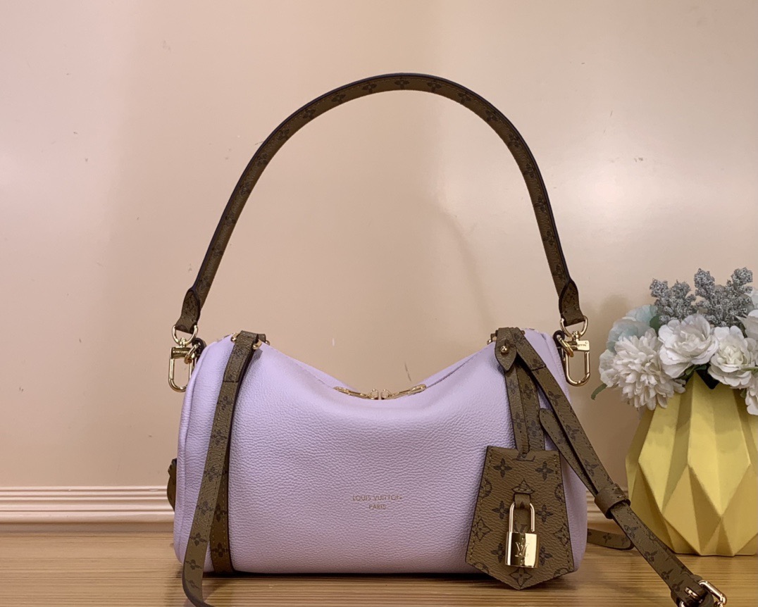 NO:812123,Top original order [EXRESS small handbag] m26039 black m26360 smoke green m26905 ivory white m27275 taro purple This Exress small handbag can be called an urban luxury product. Its design is inspired by the brand's classic Keeall Sj travel bag. It is carefully made of fine cow leather and decorated with Monogram  The classic pattern edging and lining, paired with metal hardware and the iconic key bag and padlock, reflect the essence of Louis Vuitton's travel tradition. The compact size can store daily belongings and can be switched with multiple carrying methods to suit modern urban life. Dimensions 17 x 13.5 x 26 cm 6517068 (height x width x length),,louis vuitton,cowhide19860909顶级原单【EXRESS 小号手袋】 m26039 黑色 m26360 烟灰绿 m26905 象牙白 m27275 芋泥紫 本款 Exress 小号手袋堪称都市臻品,其设计灵感源自品牌经典 Keeall Sj旅行袋.选用细腻牛皮革精心打造,饰以 Monogram 经典花纹镶边与内衬,搭配金属件及标志性钥匙包与挂锁,尽显路易威登旅行传统的精髓.精巧尺寸恰能收纳日常随身物件,多种背法随心切换,契合现代都市生活. 尺寸17 x 13.5 x 26 厘米 6517068 (高 x 宽 x 长度),,louis vuitton,cowhide,Bag