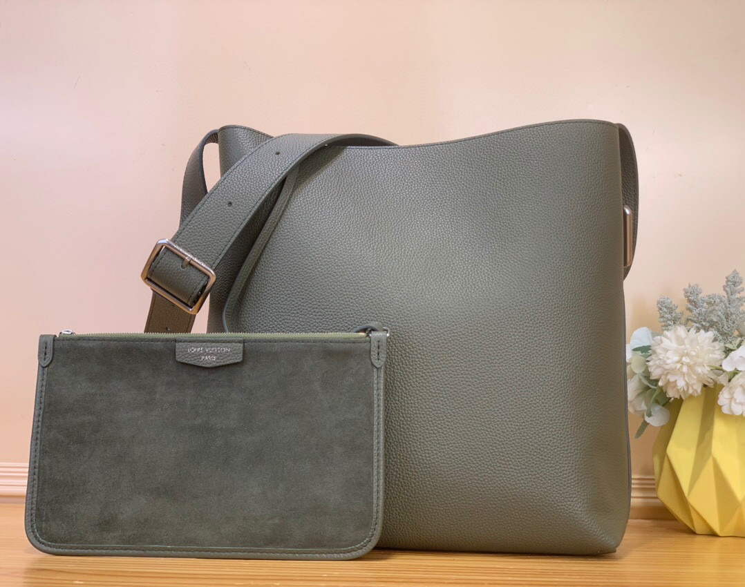 NO:670515,Top original order [VERSO HOBO handbag] m26747 khaki green m26745 brown m27022 black This Verso Hobo sj handbag is made of LV Touch Jh cow leather to create a trendy and easy-to-wear configuration. Smooth grain leather and same-color suede leather give the front and back a unique appearance. Each side pocket is discreetly embellished with V-shaped stitching, and the detachable suede leather storage bag adds functional details. Size 33 x  15.5 x 30 cm 901981000 (height x width x length),,louis vuitton,versace,cowhide19860909顶级原单【VERSO HOBO 手袋】 m26747 卡其绿 m26745 棕色 m27022 黑色 本款 Verso Hobo sj手袋以 LV Touch Jh牛皮革塑造潮流易搭构型.光滑粒面皮革与同色绒面皮革为正反两面赋予别致外观.每一侧口袋均含蓄点缀 V 字缝线,可拆卸绒面皮革收纳包再添功能细节. 尺寸33 x 15.5 x 30 厘米 901981000 (高 x 宽 x 长度),,louis vuitton,versace,cowhide,Bag