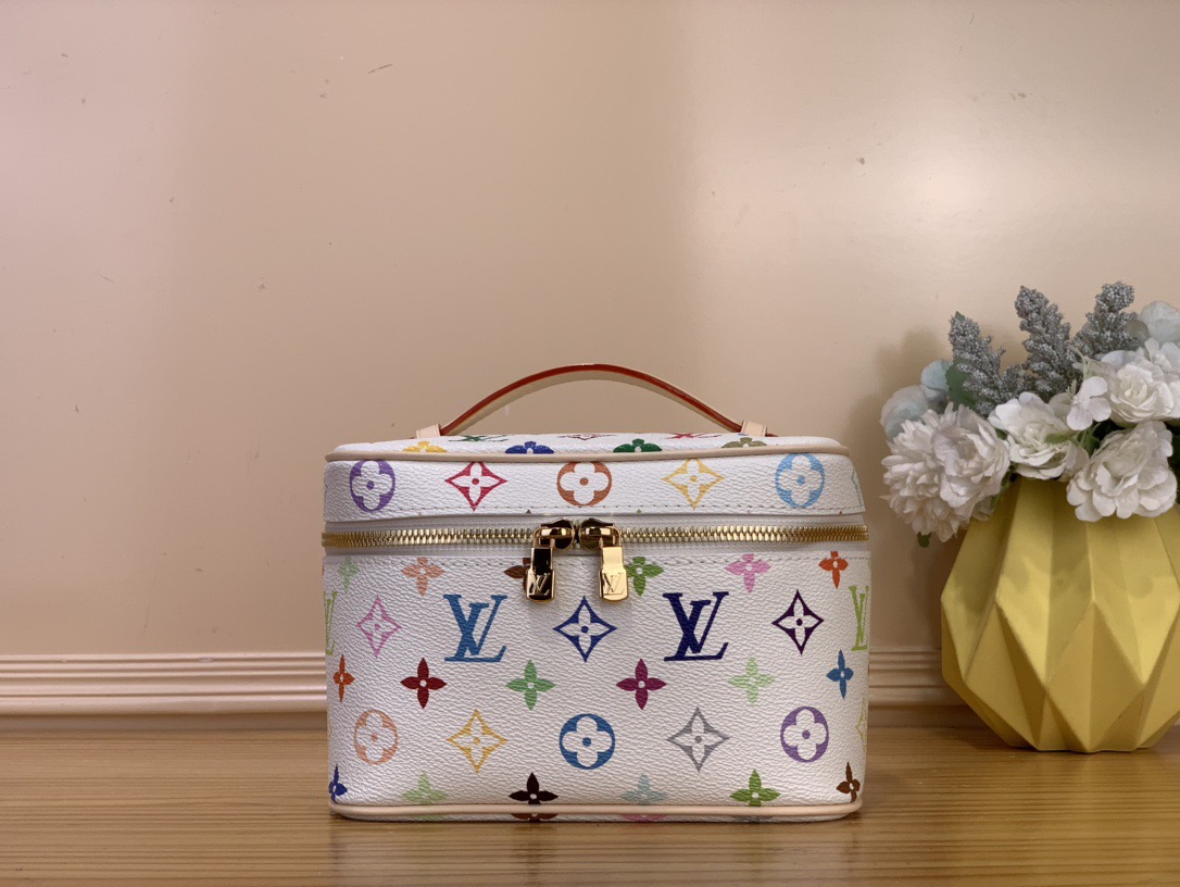 NO:670562,Top original order [Nine BB cosmetic bag] m44495 Baicai/Takashi Murakami This style is inspired by the iconic Nice xh cosmetic bag, presbyopic cosmetic bag oo[handshake][handshake] This elegant toiletry bag is a personalized choice for carrying basic beauty supplies. Size 20x14x13.4815055,,cosmetic bags & cases19860909顶级原单【Nine BB 化妆包】m44495 白彩/村上隆 此款以标志性的Nice xh化妆包为设计灵感来源,老花化妆包oo[握手][握手]此款优雅的盥洗包是携带基本美容用品的个性之选. 尺寸20x14x13.4815055,,cosmetic bags & cases,Bag