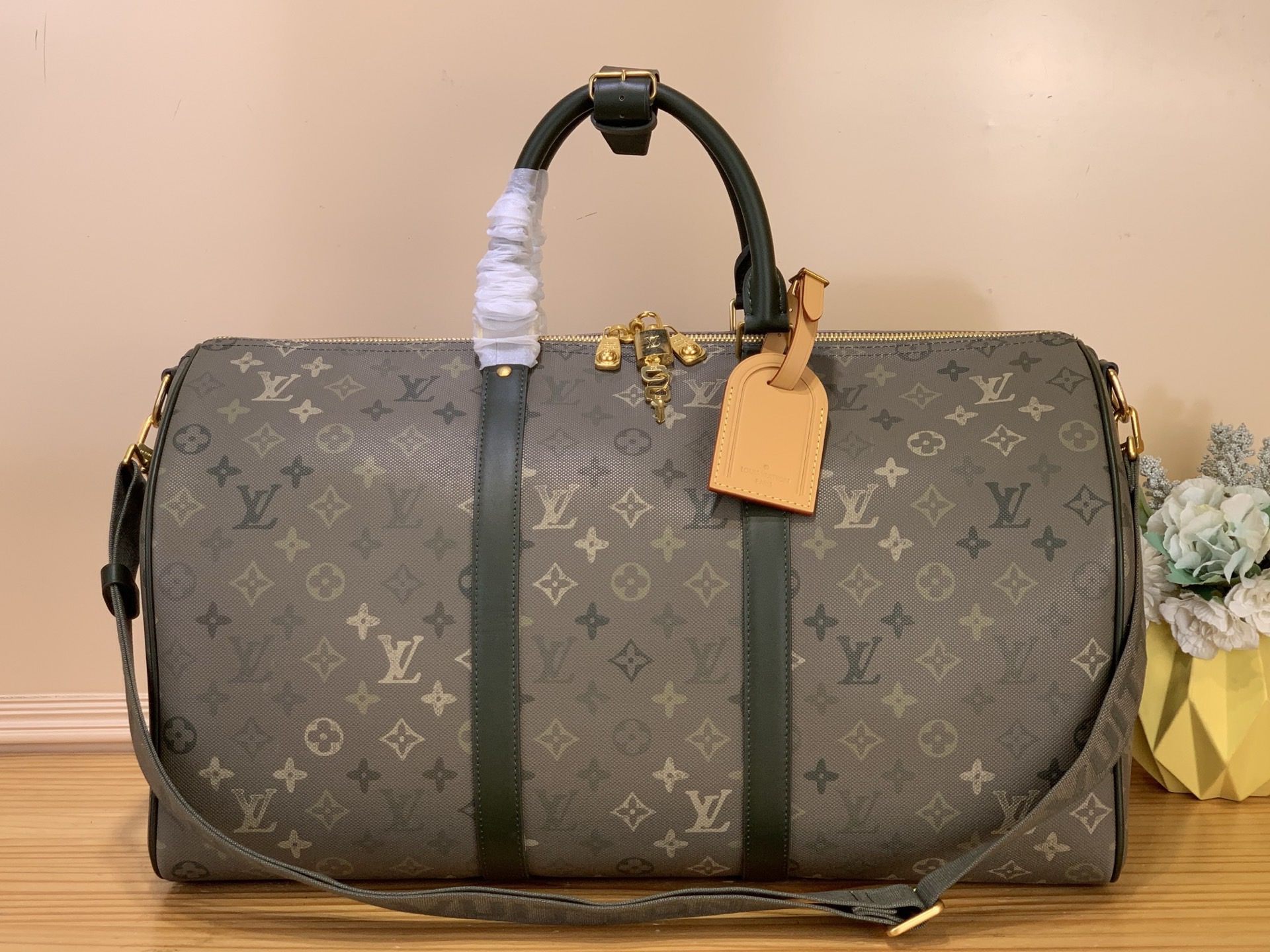 NO:676401,Top original item [KEEALL BANDOULIRE 50 travel bag] m26959 military green / silk screen This Keeall Bandoulière 50 travel bag is made of camouflage-effect Monogram Surlus hx coated canvas, showing harrell Williams' creative interpretation of the brand's classic Monogram canvas. The old metal parts and leather elements inspire the leisurely imagination of short trips to the countryside. The detachable and adjustable brand logo fabric shoulder strap provides a variety of carrying methods.  Dimensions 29 x 23 x 50 cm 8219095 (height x width x length),19860909顶级原单【KEEALL BANDOULIRE 50 旅行袋】m26959 军绿色 /丝印 本款 Keeall Bandoulière 50 旅行袋取材迷彩效果 Monogram Surlus hx涂层帆布,展现 harrell Williams 对品牌经典 Monogram 帆布的创意演绎.做旧金属件与皮革元素激发前往乡间郊外短途旅行的悠然畅想,可拆卸并调节的品牌标识织物肩带提供多种背携方式. 尺寸29 x 23 x 50 厘米8219095 (高 x 宽 x 长度),,Bag