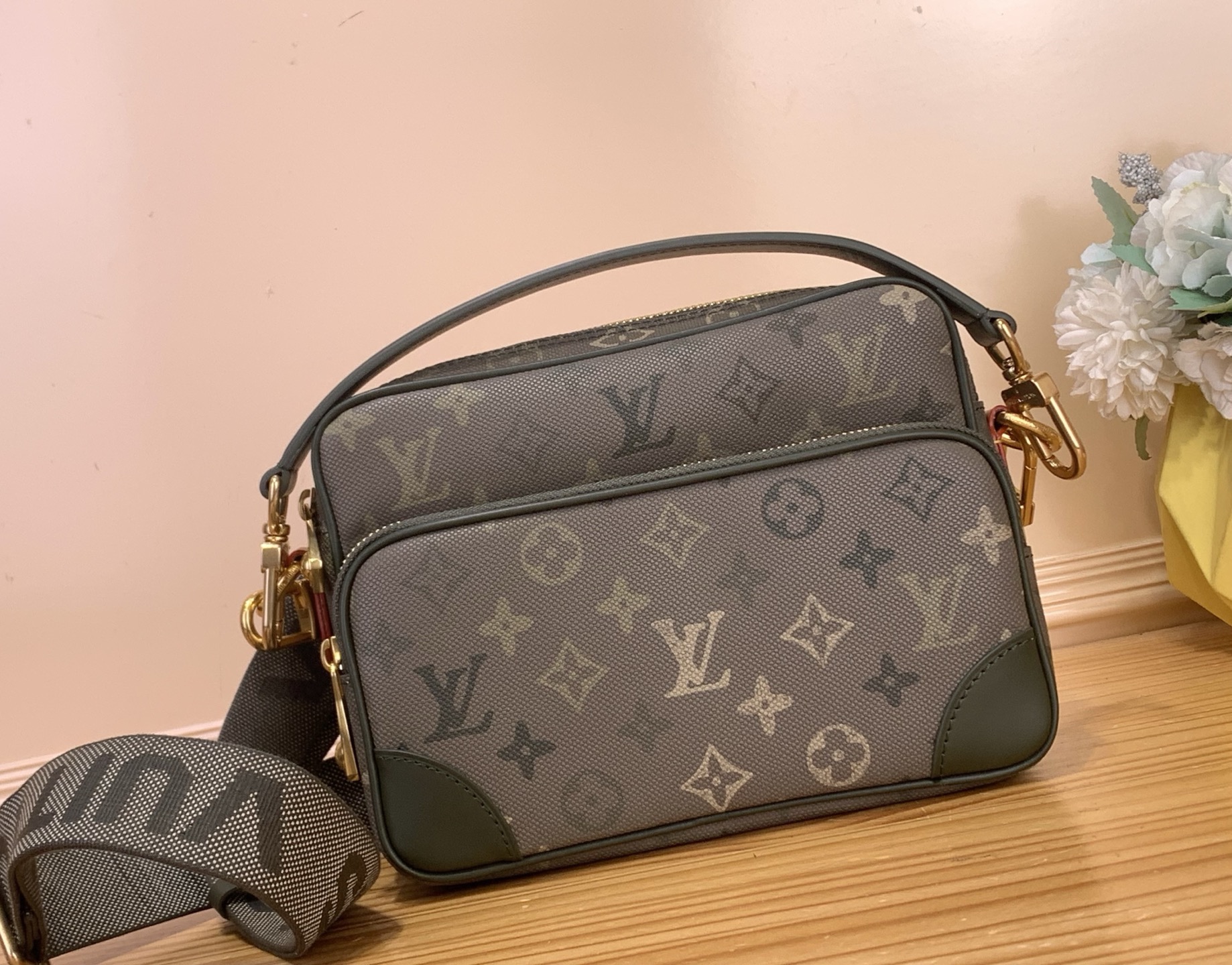 NO:676385,Top Original [Nil Messenger Bag Handbag] M27095 Military Green/Silk Screen This retro-style Nil crossbody bag is made of coated canvas with Monogram Hx pattern. Its main body is khaki green and covered with irregular Monogram pattern. Gold-plated hardware and a small amount of tan leather add to the texture of the design. The bag is equipped with a detachable top handle and a wide adjustable shoulder strap, allowing it to adapt to a variety of wear needs.  Dimensions 25x 17.5x 11 cm. 5516065, satchels, crossbody bags, gold plating19860909顶级原单【Nil 邮差包 手袋】M27095 军绿色/丝印 这款复古风格的尼尔斜挎包采用的是带有 Monogram Hx图案的涂层帆布制成,其主体为卡其绿色,上面覆盖着不规则的 Monogram 图案.镀金色调的五金配件和少量的棕褐色皮革增添了设计的质感.该包配有可拆卸的顶部提手和一条宽大的可调节肩带,使其能够适应多种穿搭需求. 尺寸 25x 17.5x 11 厘米.5516065,,satchels,crossbody bags,gold plating,Bag