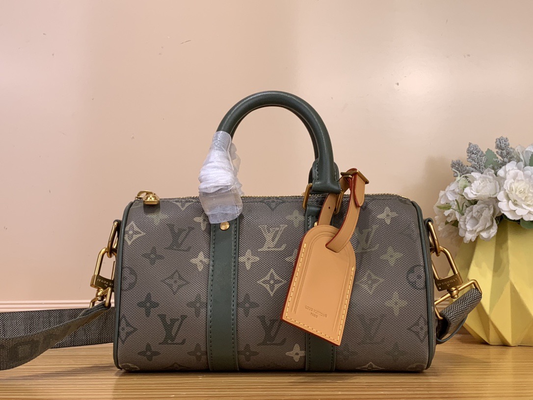 NO:676380,Top original item [KEEALL BANDOULIRE 25 handbag] m26930 military green/silk screen This Keeall Bandoulière 25 handbag is made of Monogram Surlus hx coated canvas rendered in military tones and embellished with irregular Monogram prints to create a camouflage look. The aged-effect zipper fastens the main compartment. The top handle and the detachable and adjustable wide fabric shoulder strap provide shoulder, cross-body or hand carry options. Size 15  x 11 x 25 cm.5316065 (height x width x length),19860909顶级原单【KEEALL BANDOULIRE 25 手袋】 m26930 军绿色/ 丝印 本款 Keeall Bandoulière 25 手袋为 Monogram Surlus hx涂层帆布渲染军旅色调并点缀不规则 Monogram 印花,营造迷彩观感.做旧效果拉链束紧主隔层.顶部手柄与可拆卸并调节的宽幅织物肩带提供肩背、斜跨或手提选择. 尺寸15 x 11 x 25 厘米.5316065 (高 x 宽 x 长度),,Bag