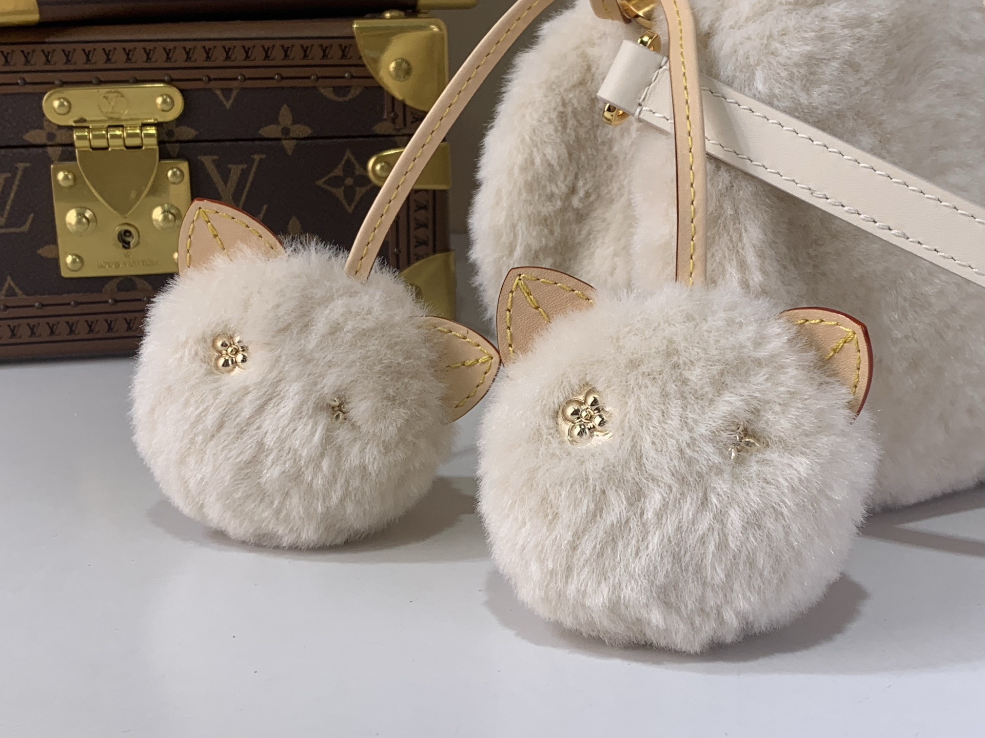LV Style Beige Leather Top Handle Bag style reference detail image 6 from source 759907