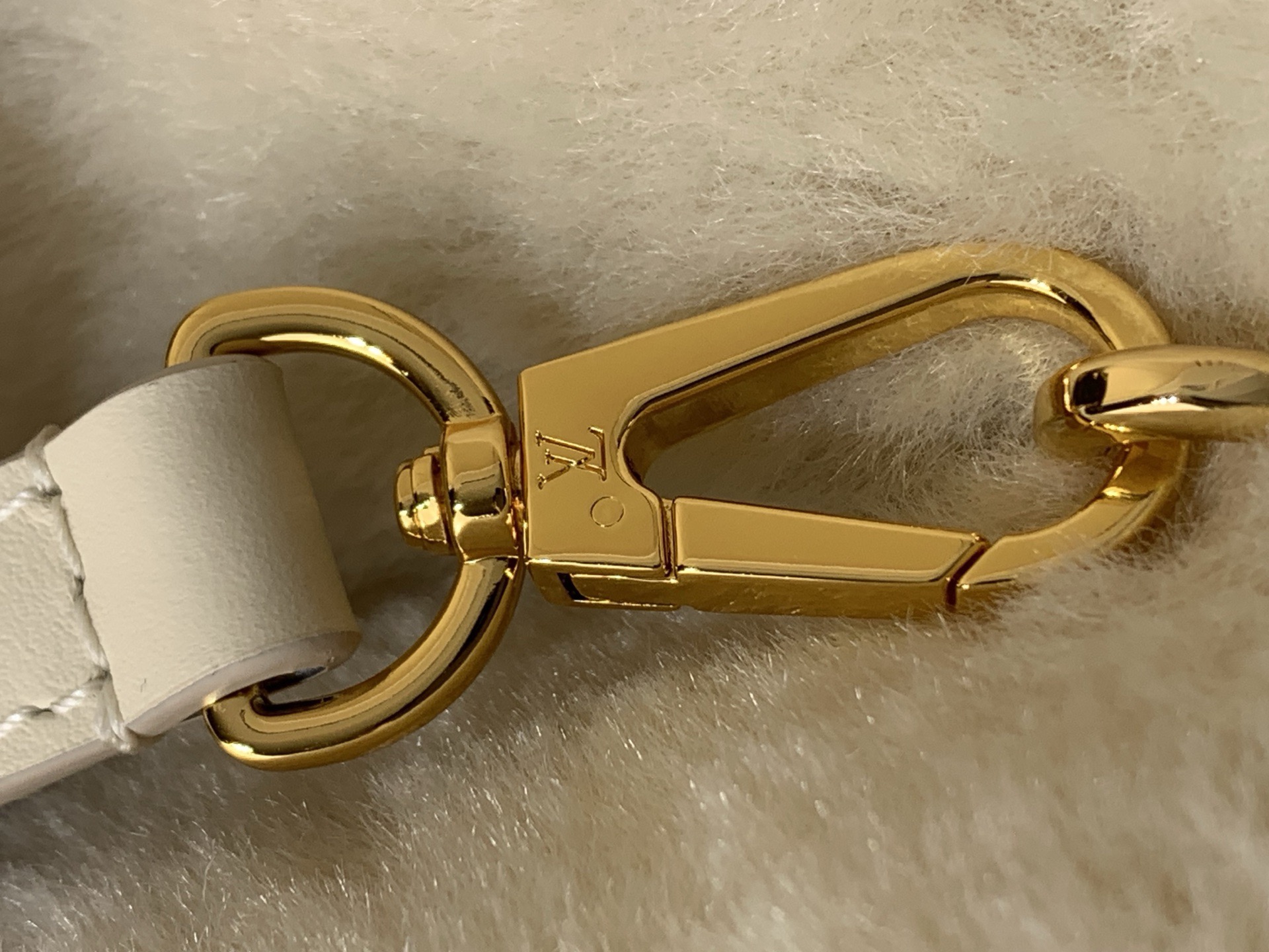 LV Style Beige Leather Top Handle Bag style reference detail image 7 from source 759907