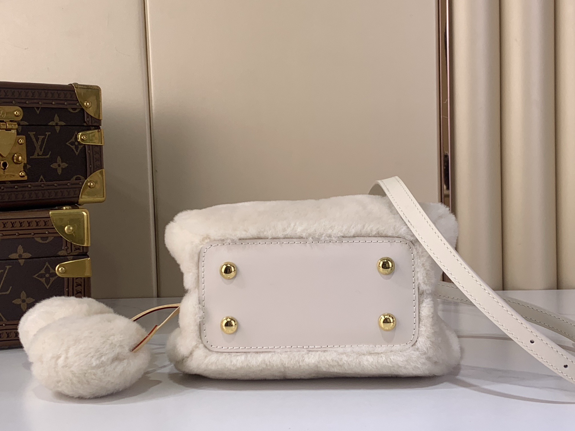 LV Style Beige Leather Top Handle Bag style reference detail image 4 from source 759907