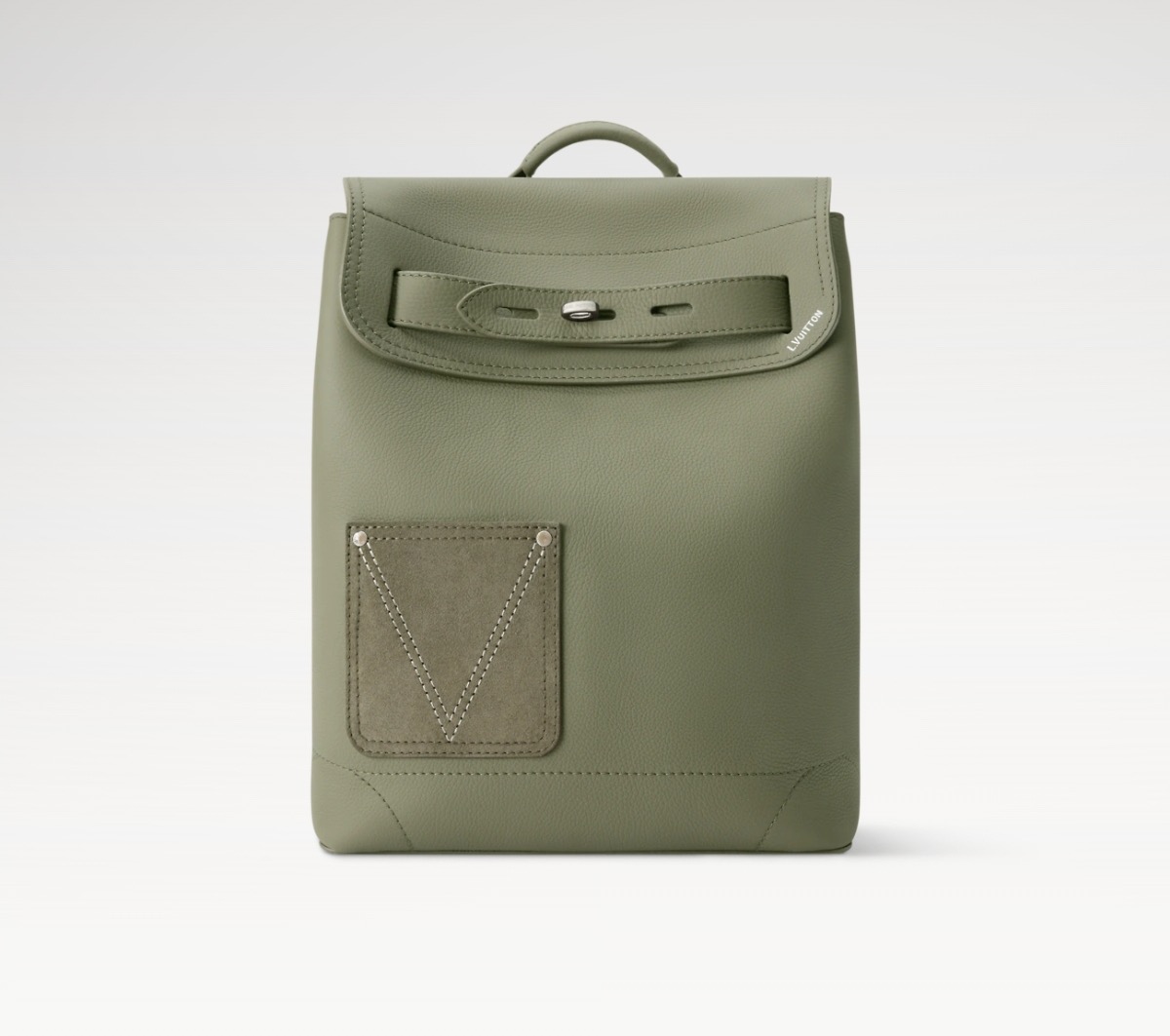 NO:670521,The top original item [Steamer Backpack] M26852 Green 27063 Black is made of soft LV Touch hx cow leather, integrating modern design into the traditional structure. The grained outer layer is embellished with suede leather front pockets and V-shaped stitching. The spacious main compartment has a padded pocket that can store a 16-inch laptop. With a drawstring and smart shoulder strap, it is a functional choice for daily travel. Size 39 x 15.5 x  31 cm 128121450,,louis vuitton,cowhide19860909顶级原单【Steamer 双肩包】M26852 绿色 27063 黑色 取材柔软 LV Touch hx牛皮革,为传统构型融入摩登设计.粒面外层点缀绒面皮革前袋与 V 字缝线.宽敞主隔层内设加垫口袋,可存放 16 寸笔记本电脑.搭配抽绳与灵动肩带,成就日常出行的功能佳选. 尺寸 39 x 15.5 x 31厘米 128121450,,louis vuitton,cowhide,Bag