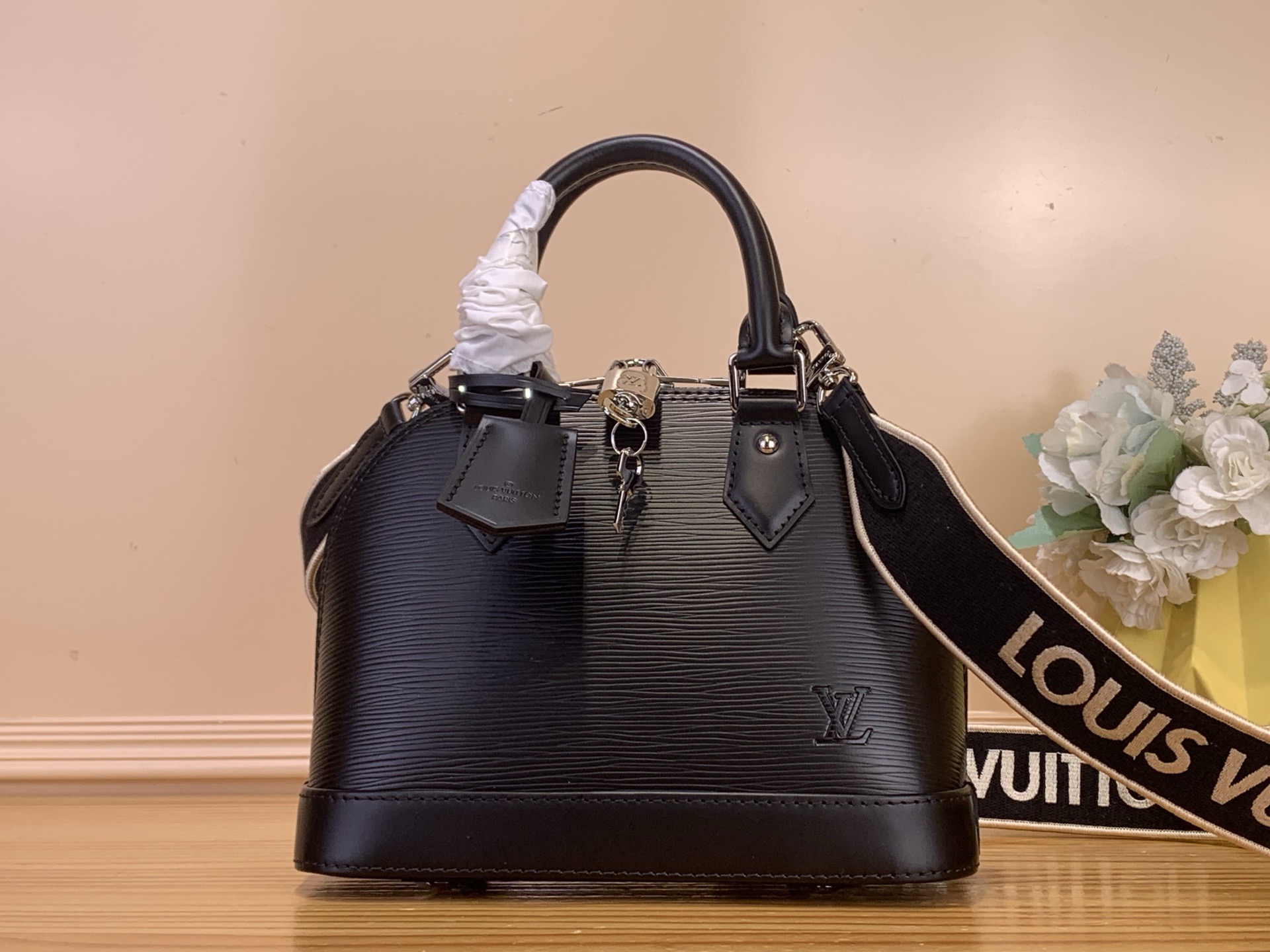 NO:687852,Top original order [Alma bb handbag] m14433 black. The cute Alma BB (Alma BB) st handbag, one of the iconic bags of House, is paired with a new jacquard strap to create a sporty and distinctive atmosphere. The stylish wide shoulder strap is embroidered with the Louis Vuitton logo on one side and the Monogram embroidered on the other side.  Blossom pattern design. Delicate stitching details along the edges. Made of colorful leather materials, a charming style that attracts everyone's attention. Dimensions 23.5 x 17.5 x 11.5 cm 7318085 (LxHxW),, louis vuitton19860909顶级原单【Alma bb 手袋】 m14433 黑色 代表House的标志性包之一的可爱的Alma BB（Alma BB）st手提包,搭配新的提花表带,营造出运动感和与众不同的氛围.时尚的宽肩带的一侧绣有路易威登标志,另一面绣有Monogram Blossom图案的设计.沿着边缘细腻的拼接细节.用五颜六色的皮革材质制作而成,吸引所有人视线的迷人风格. 尺寸23.5 x 17.5 x 11.5厘米 7318085（长x高x宽）,,louis vuitton,Bag