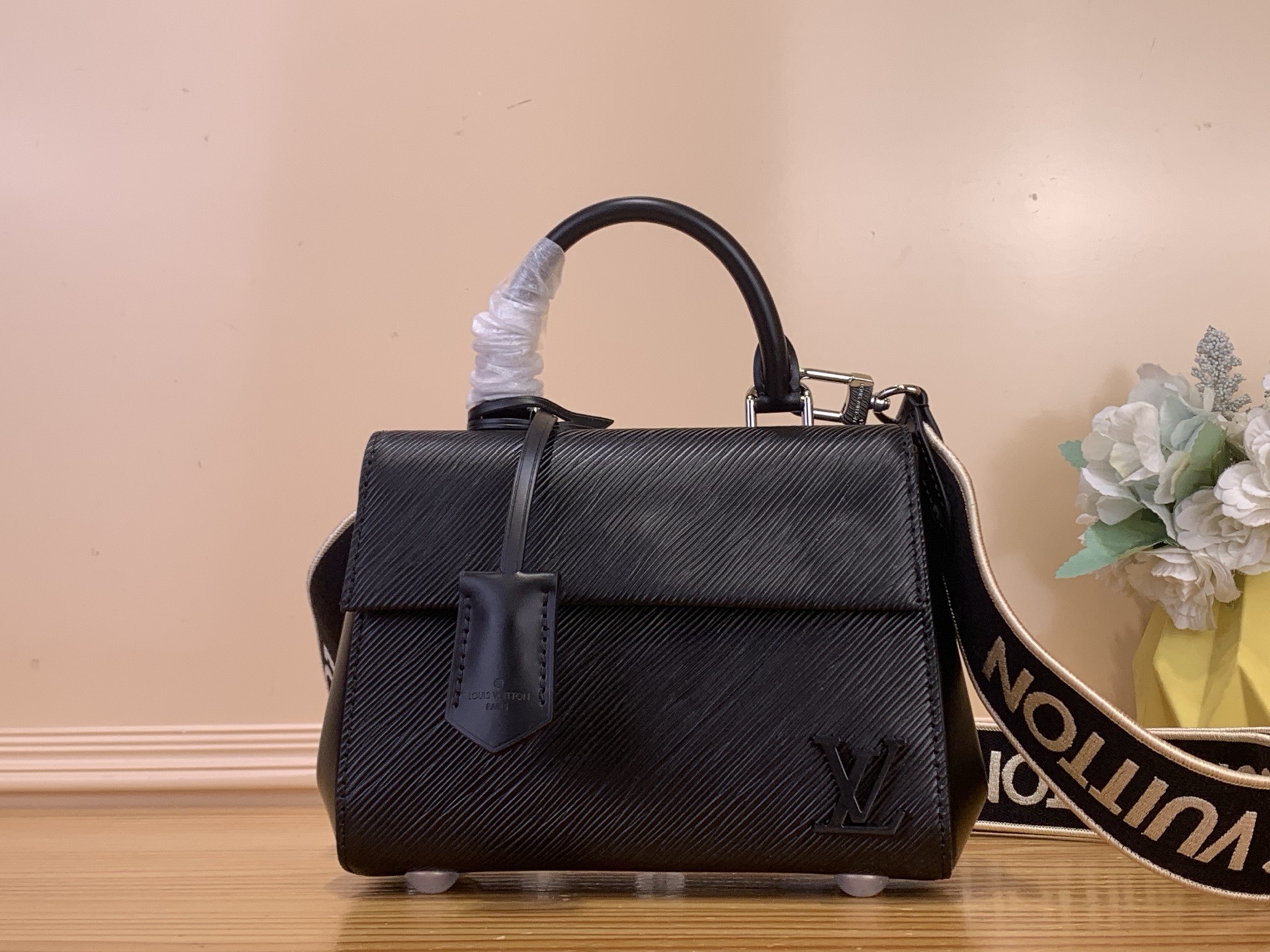 NO:687829,Top original order [CLUNY mini handbag] m14435 black This Cluny st mini handbag is made of fine-textured Ei leather, with resin LV logo and contrasting lining to enrich the details. The jacquard shoulder strap is decorated with Louis Vuitton logo and Monogram flowers on both sides, and can be easily worn in formal occasions after being disassembled. Dimensions 16 x 7.5 x 20 cm 7719085 (height x width x length),,louis  vuitton,louis vuitton19860909顶级原单【CLUNY 迷你手袋】 m14435 黑色 本款 Cluny st迷你手袋取材纹理细腻的 Ei 皮革,再借树脂 LV 标识与撞色内衬丰富细节.提花肩带以路易威登标识和 Monogram 花卉分饰两面,拆卸后可轻松驾驭正式场合. 尺寸16 x 7.5 x 20 厘米 7719085 (高 x 宽 x 长度),,louis vuitton,louis vuitton,Bag