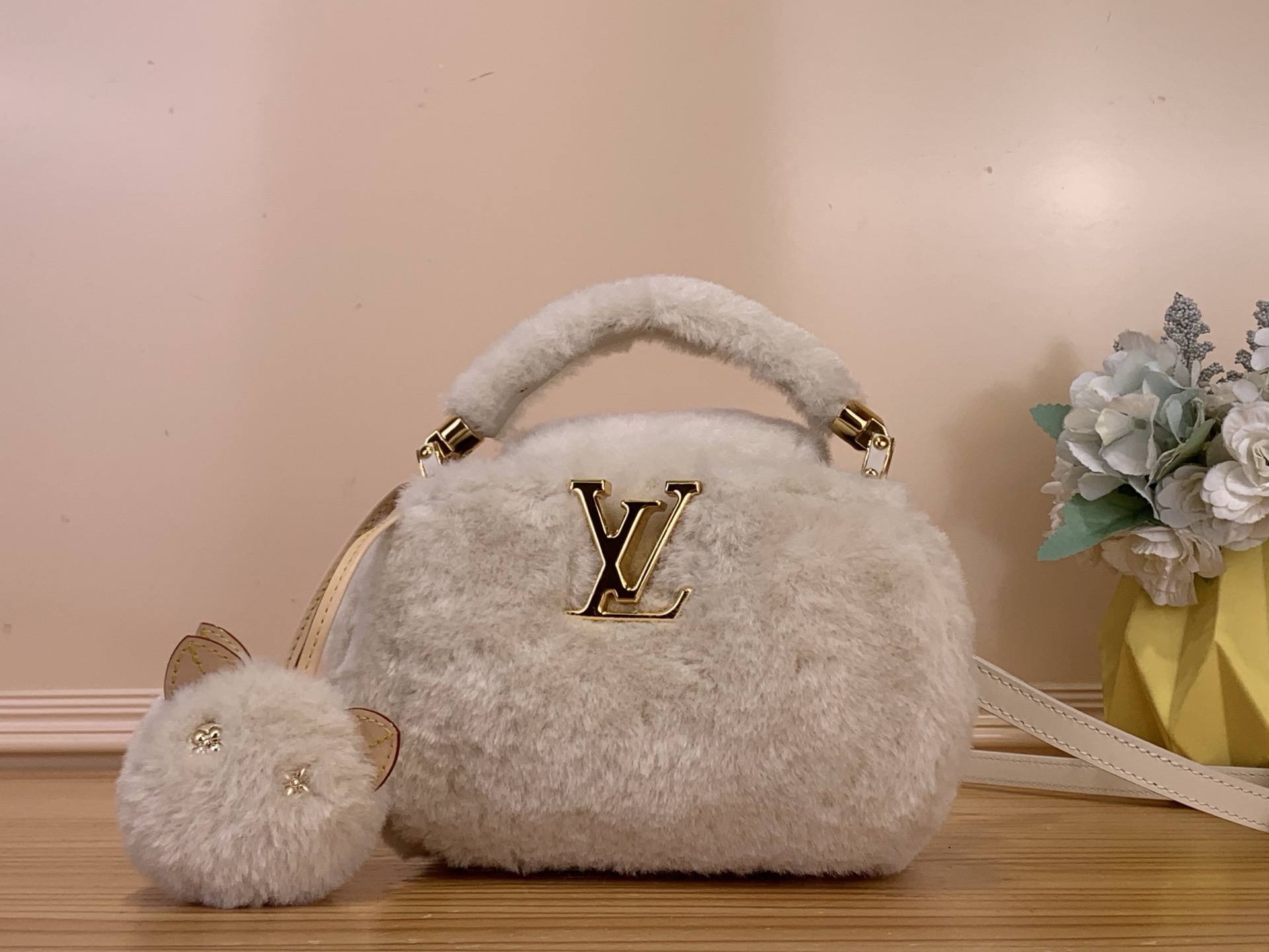 NO:676403,Top original item [CAUSNOW handbag] m26324 sherpa. This Causnow hl handbag is shearling dip-dyed in pure tones, with detachable decorations embellished with fluffy pom-poms, showing an avant-garde style. It adds to the Cozygram series a fun choice for both inside and outside the ski resort. The compact structure incorporates internal or external flaps, and is just the right size to store your belongings. The dazzling metal parts add to the sophistication. Size 13 x 11 x  20 cm 115121250 (height x width x length),19860909顶级原单【CAUSNOW 手袋】 m26324 羊羔绒 本款 Causnow hl手袋为羊毛皮浸染素净色调,搭配点缀蓬松毛球的可拆卸装饰,尽显前卫风范,为 Cozygram 系列增添雪场内外的妙趣佳选.紧凑构型融入内收或外置的翻盖,恰宜尺寸适宜存放随身物品.耀目金属件再添考究一笔. 尺寸13 x 11 x 20 厘米 115121250 (高 x 宽 x 长度),,Bag