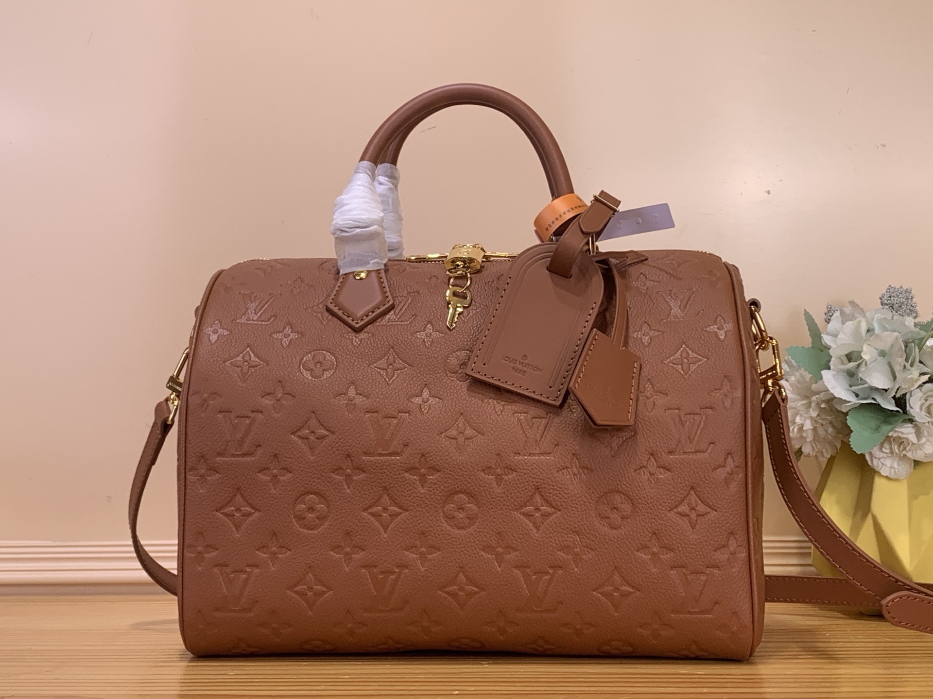 NO:676376,Top original order [SEEDY SOFT 30 handbag] m47186 black m11323 light brown 28662 dark brown (embossed) This Seedy Soft 30 handbag renews the classic design of the Seedy handbag, using Monogram Emreinte ys leather and suede cowhide lining to create a light and soft configuration. Whether carried by hand, cross-body or shoulder, it can create a trendy look.  Dimensions 21 x 17 x 30 cm 8819095,,cowhide19860909顶级原单【SEEDY SOFT 30 手袋】 m47186 黑色 m11323 浅棕色 28662 深棕色（压花） 本款 Seedy Soft 30 手袋焕新 Seedy 手袋的经典设计,以 Monogram Emreinte ys皮革和绒面牛皮革内衬塑造轻盈柔软的构型.无论手拎、斜挎或肩背,均可打造潮流造型. 尺寸21 x 17 x 30 厘米 8819095,,cowhide,Bag