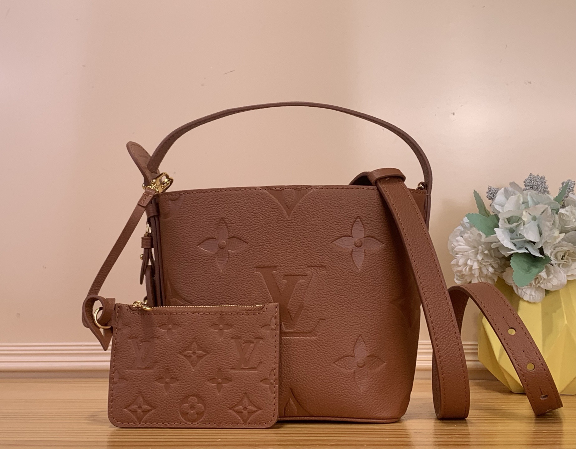 NO:676384,Top original order [ALL IN BB bucket bag] M12925 28220 dark brown/embossed This All InBB handbag is made of Monogram Ys canvas with glossy metal parts, and the iconic padlock and nameplate highlight the classic style. The adjustable shoulder strap continues the brand's trunk-making heritage, and the leather shoulder strap adds cross-body and shoulder carry options. The foldable design allows the silhouette to be freely retracted, and there is ample space to make it a daily choice.  Dimensions 16x18x12 cm.7618085,19860909顶级原单【ALL IN BB 水桶手袋】M12925 28220 深棕色/压花 本款 All InBB手袋为Monogram Ys帆布搭配亮泽金属件,以标志性挂锁和名牌彰显经典格调.可调节肩带延续品牌制箱传承,皮革肩带增添斜挎和肩背选择.可折叠设计实现廓形的自如收放,充裕空间成就日常佳选 尺寸16x18x12厘米.7618085,,Bag