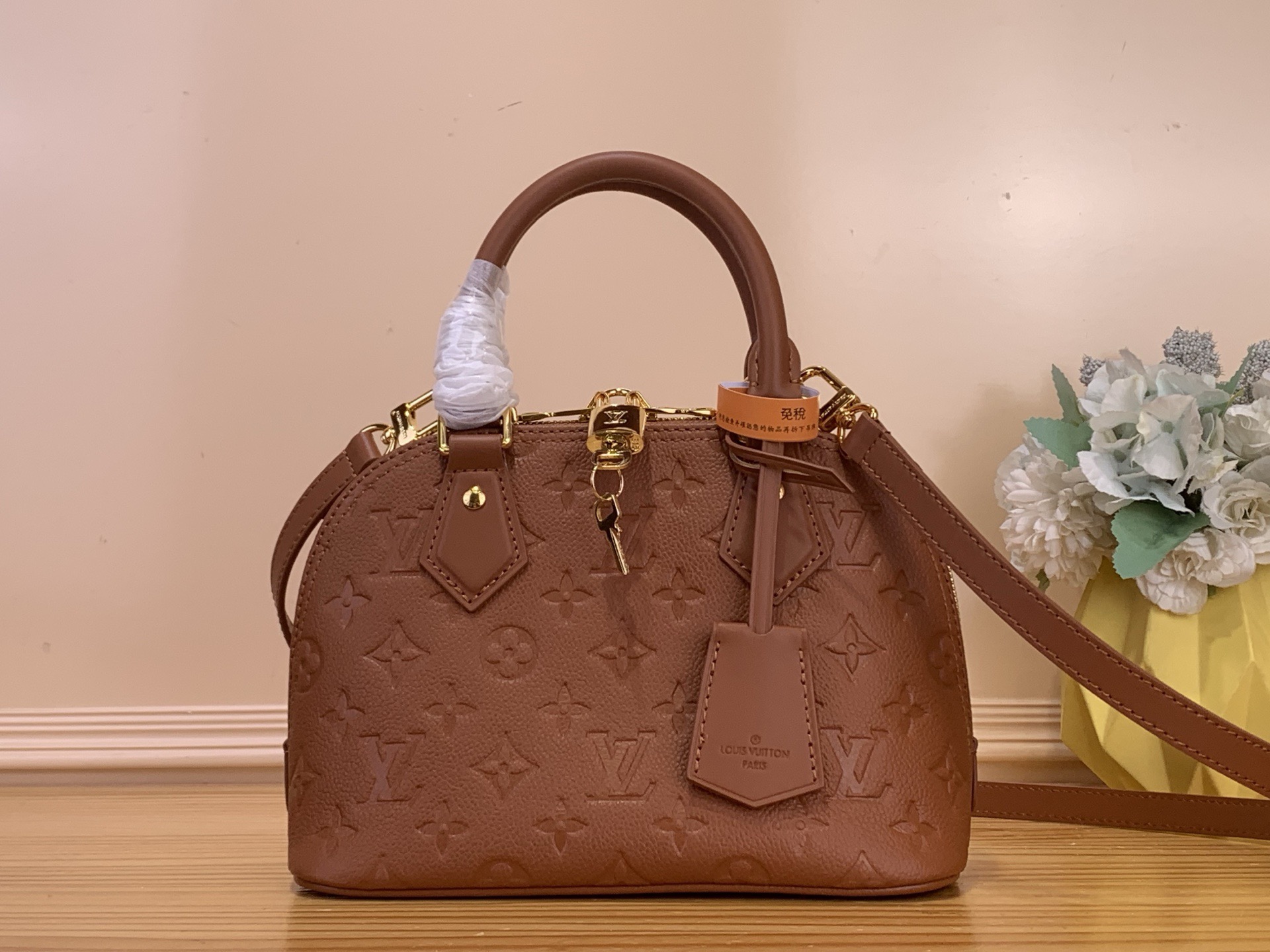 NO:676389,Top original order [Alma BB handbag] m26409 black 28661 dark brown (embossed) Alma BB exudes Parisian elegance. Smooth and very soft House's Monogram An-Flune  Made of ys leather. Inspired by the square handbag launched in 1934, it remains intact with the structural silhouette and sensual design signature of Kiebel and Padlock. A piece that can be styled in many ways. Refined gold-tone hardware. Dimensions 23.5 x 17.5 x 11.5 cm 7819095,19860909顶级原单【Alma BB 手袋】 m26409 黑色 28661 深棕色(压花) 散发着巴黎人优雅气息的阿尔玛BB（Alma BB）.光滑且非常柔软的House 的Monogram An-Flune ys皮革材质.从1934年推出的方形手提包中获得灵感,原封不动地包含结构性的轮廓和签名基贝尔和帕德洛克的感性设计.可以用多种方式造型的单品.精致的金色硬件. 尺寸23.5 x 17.5 x 11.5厘米 7819095,,Bag