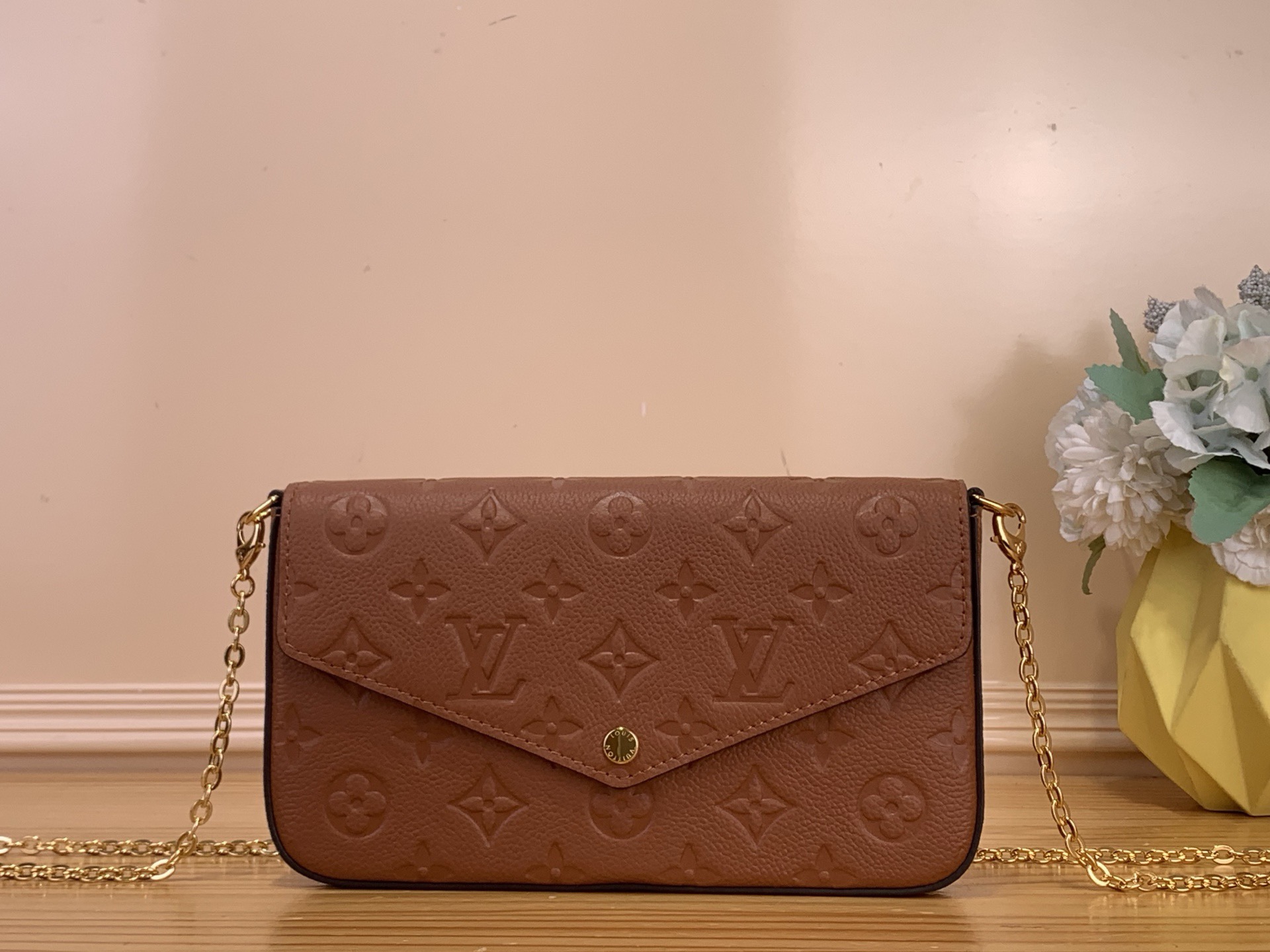 NO:676399,Top original item [Félicie ochette chain] M61276 64065 81531 Dark brown (embossed) The elegant design complements soft grained Monogram Emreinte leather, which is discreetly embossed with the Monogram Ys pattern. This chic envelope-style mailbag is known for its versatility. It contains two removable pockets, one of which has eight card slots, while its chain is also detachable and can double as a clutch.  Dimensions 21 x 12 x 3 cm 4815055,,handbag19860909顶级原单【Félicie ochette 链条】M61276 64065 81531 深棕色(压花) 优雅设计与柔软的粒面Monogram Emreinte皮革相得益彰,该皮革谨慎地压印有Monogram Ys图案.这款别致的信封式邮袋以其多功能性而闻名它包含两个可移动的口袋,其中一个有八个卡槽,而其链条也是可拆卸的,可以兼作手拿包. 尺寸 21 x 12 x 3 厘米4815055,,handbag,Bag