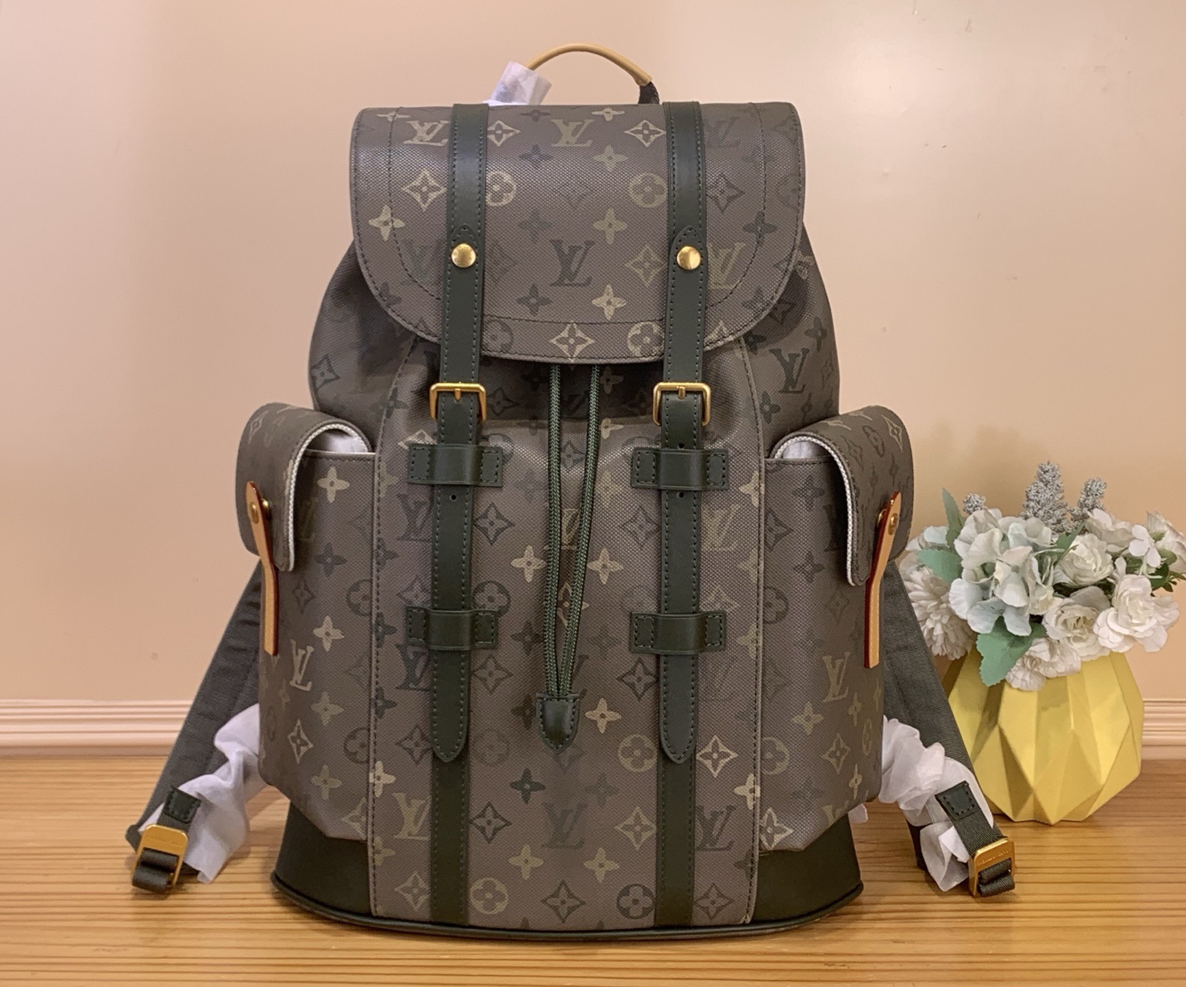 NO:676402,Top original item [Sac à dos Christoher MM backpack] m27080 military green/silk screen This Christoher MM backpack is made of Monogram Surlus coated canvas, reinterpreting the camouflage-style Monogram pattern. harrell Williams  hx combines this unique material with a cowhide finish, mostly in tones, enhanced with brown notes. This spacious model includes several compartments, including one dedicated to tablets. Adjustable straps ensure a comfortable fit. Dimensions 38x44x12.5 cm. 7819095 (length x height x width),, backpacks, cowhide19860909顶级原单【Sac à dos Christoher MM 双肩包】 m27080 军绿色/ 丝印 这款Christoher MM背包由Monogram Surlus涂层帆布制成,重新诠释了迷彩风格的Monogram图案.harrell Williams hx将这种独特的材料与牛皮饰面相结合,大部分是色调,并用棕色的音符增强.这个宽敞的模型包括几个隔间,包括一个专用于平板电脑的隔间.可调节的带子确保穿着舒适. 尺寸38x44x12.5厘米.7819095（长度x高度x宽度）,,backpacks,cowhide,Bag