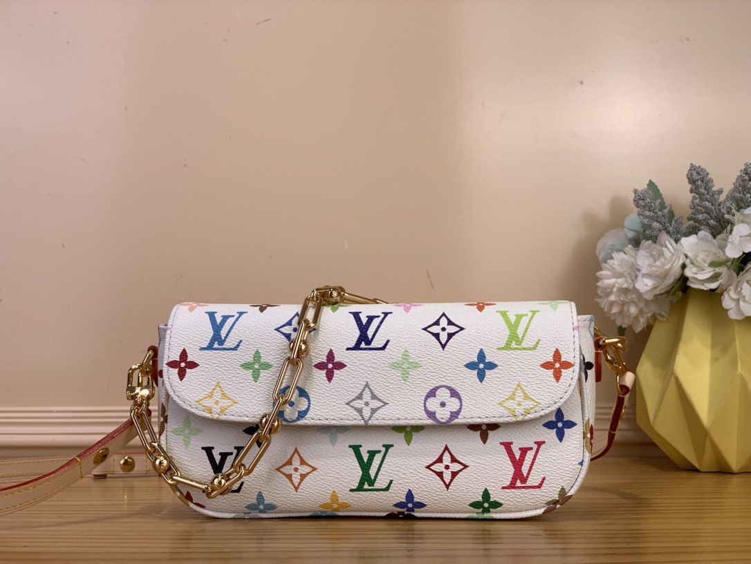 NO:670591,Top original order [WALLET ON CHAIN IVY handbag] m27492 white color/Takashi Murakami Wallet On Chain Ivy handbag is made of Monogram xh canvas, inspired by the Sac Recoleta handbag of the 1970s. The card compartment and zipper inner pocket can accommodate daily needs, and the chain and adjustable leather shoulder strap are both detachable, allowing long and short shoulder and cross-body options. Size 23.5 x 12 x 4.3  cm.5216065,19860909顶级原单【WALLET ON CHAIN IVY 手袋】m27492 白彩/村上隆 Wallet On Chain Ivy 手袋取材 Monogram xh帆布,灵感源自 年代的 Sac Recoleta 手袋.卡片夹层和拉链内袋可容纳日常所需,链条和可调节皮革肩带均可拆卸,实现长短肩背和斜挎选择. 尺寸23.5 x 12 x 4.3 厘米.5216065,,Bag