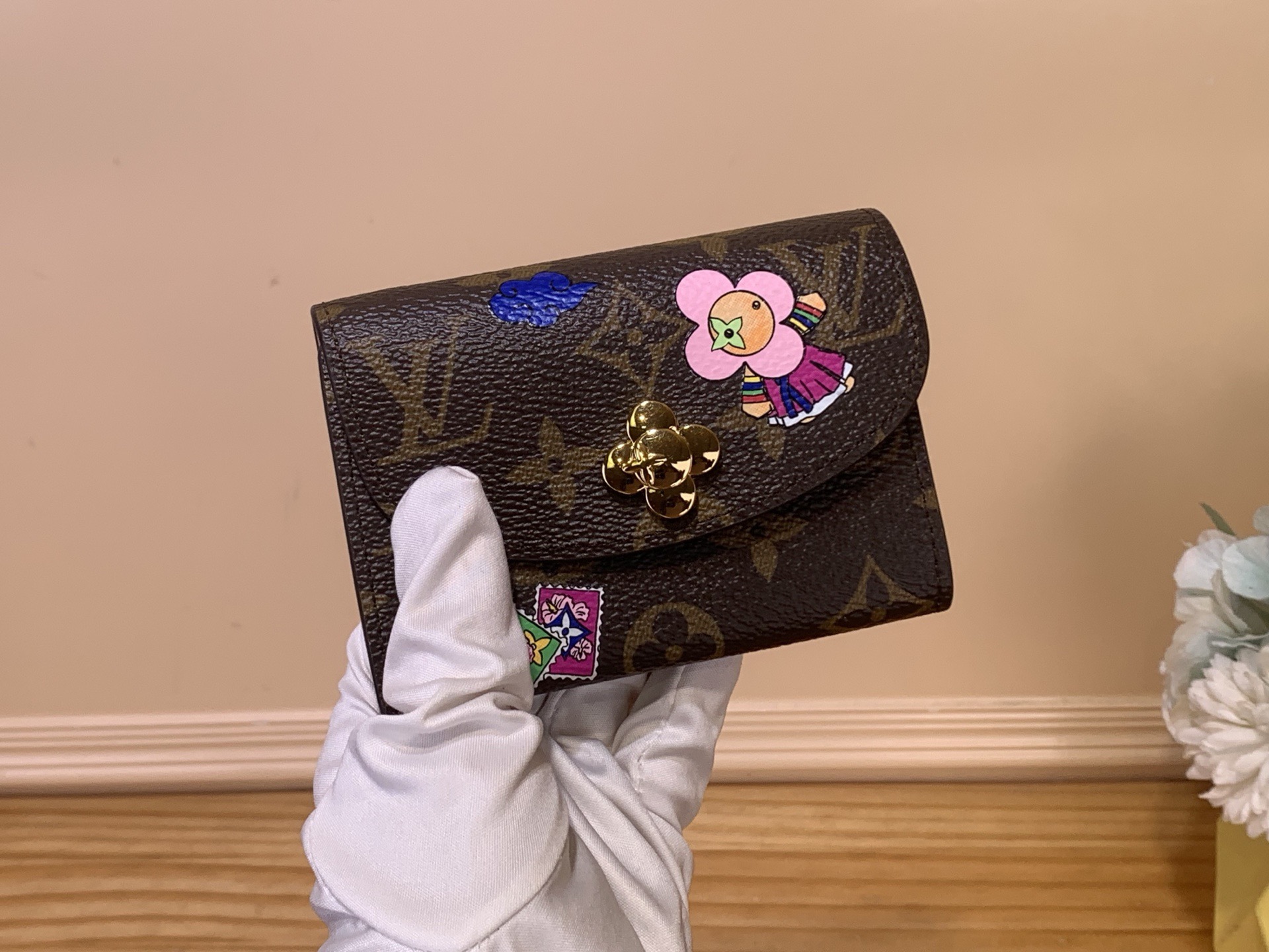 NO:676378,3020025 Top Original [Rosalie Card Holder Wallet] M26626 Presbyopia/Pink (Christmas Series) This version is made of signature monogram canvas and contrasting blue frost leather, paying homage to the house's way of life. It is decorated with a Vivienne18-shaped unit button and decorated with charming illustrations on the front. There are multiple pockets and compartments inside to keep valuables safe. Dimensions 11 x 8 x 2.5 cm,198609093020025 顶级原单【Rosalie 卡夹 钱夹】M26626 老花/ 粉色（ 圣诞系列） 这个版本是由签名字母帆布和对比蓝霜皮革,致敬房子的处世之道.它是装饰着一个Vivienne18形状的单元按钮,并装饰着迷人的插图在前面.里面有多个口袋和隔间,保证贵重物品的安全. 尺寸 11 x 8 x 2.5厘米,,Bag