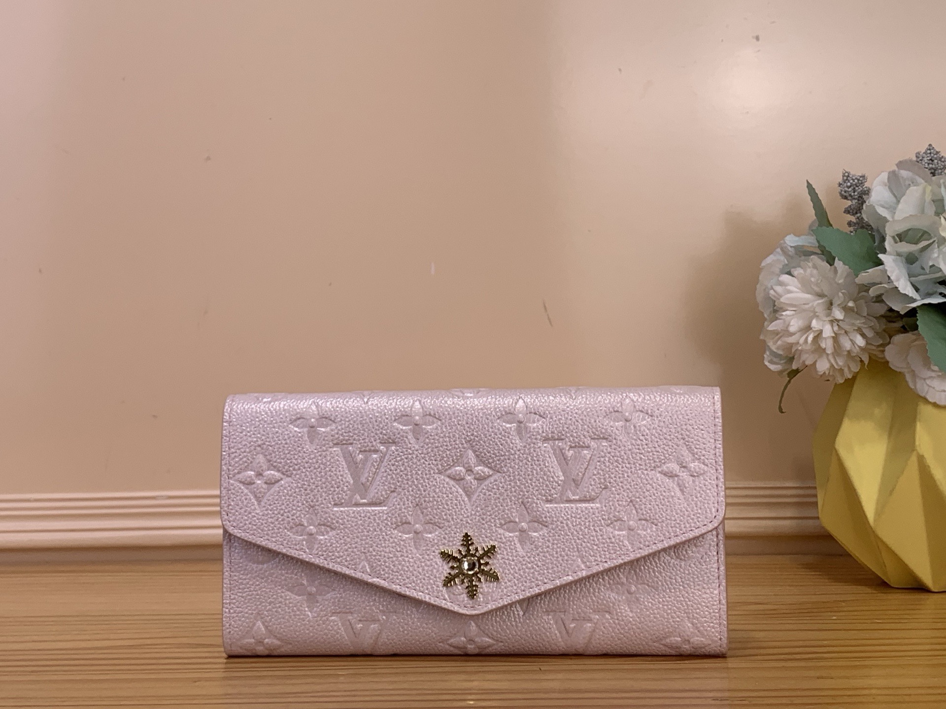 NO:676387,The top original item [SARAH Wallet] m26521 Pearlescent Pink is updated with elegant snow pearl tones as this season's 'Wallet Sarah'. The buckle imitating snow crystals adds color to the item. The Monogram Amlant ms leather that symbolizes Maison shines with the design of bright gold gold hardware. There are multiple compartments inside to store banknotes, coins and cards. Size 19 x 10.5 x  2cm.3314045 (width x height x sides),,wallets19860909顶级原单【SARAH 钱夹】m26521 珠光粉 以优雅的雪珍珠色调更新为本季的“钱包·萨拉”.模仿雪晶的扣子增添了色彩的单品.象征Maison的MonogramAmlant ms皮革上闪耀着明亮的金色金具的设计.内部设有多个隔间,可以存放纸币、硬币和卡片. 尺寸19 x 10.5 x 2厘米.3314045（宽x高x边）,,wallets,Bag