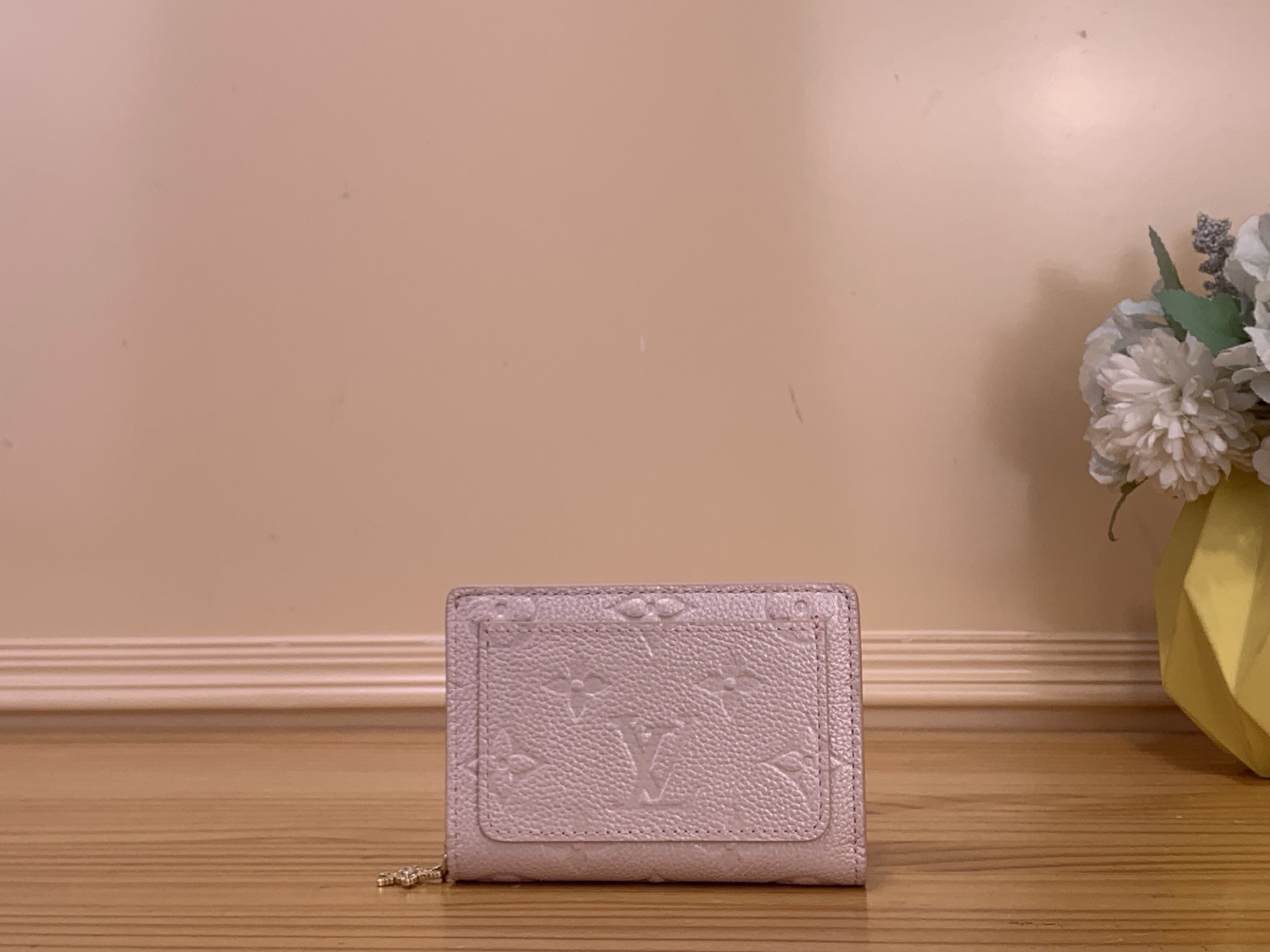 NO:676390,Top original item [LOU Wallet] m27072 Pearlescent Pink This season's 'Claire Wallet' has been updated with a delicate snowflake pearl tone. It is a single item that can be matched with various outfits and accessories. Monogram Amlant ms leather, which symbolizes the Maison, is decorated with gold hardware including a zipper pull that imitates snow crystals. The compact design is equipped with 6 card slots and an open compartment for banknotes, and one of the 2 pockets is zippered. Size 11  x 8.5 x 3.5 cm.2913036 (width x height x sides),,wallets19860909顶级原单【LOU 钱夹】m27072 珠光粉 本季的“克莱尔钱包”以精致的雪花珍珠色调进行了更新.是搭配各种装束和饰品的单品.象征Maison的Monogram·Amlant ms皮革,用模仿雪晶的拉链拉手为首的金色金具进行了装饰.紧凑的设计,配有6个卡槽和纸币用的开放式隔间,2个口袋中的1个带拉链. 尺寸11 x 8.5 x 3.5厘米.2913036（宽x高x边）,,wallets,Bag