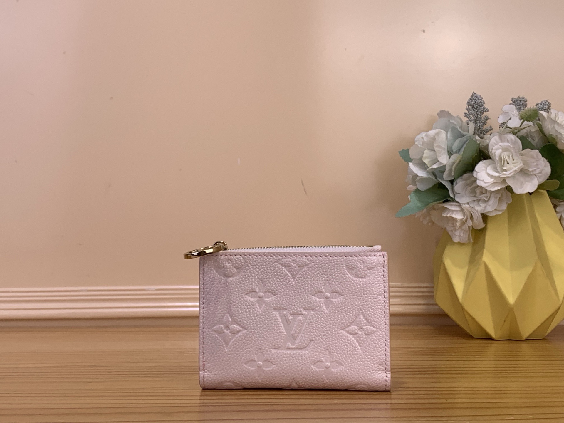 NO:687904,Top original item [LISA Wallet] m26517 Pearlescent Pink m26518 Pearlescent Blue This Lisa wallet is made of Monogram Emreinte ms leather dip-dyed in elegant seasonal tones, and its exquisite configuration pays tribute to the brand's exquisite craftsmanship. Multiple pockets and card compartments can easily store change and banknotes. Dimensions 11.5 x 1.5 x 9 cm. 2313035 (height x width x  length),19860909顶级原单【LISA 钱夹】 m26517 珠光粉 m26518 珠光蓝 本款 Lisa 钱夹为 Monogram Emreinte ms皮革浸染当季优雅色调,以玲珑构型致意品牌精湛匠艺.多重口袋和卡片夹层可轻松收纳零钱和钞票. 尺寸11.5 x 1.5 x 9 厘米.2313035 (高 x 宽 x 长度),,Bag