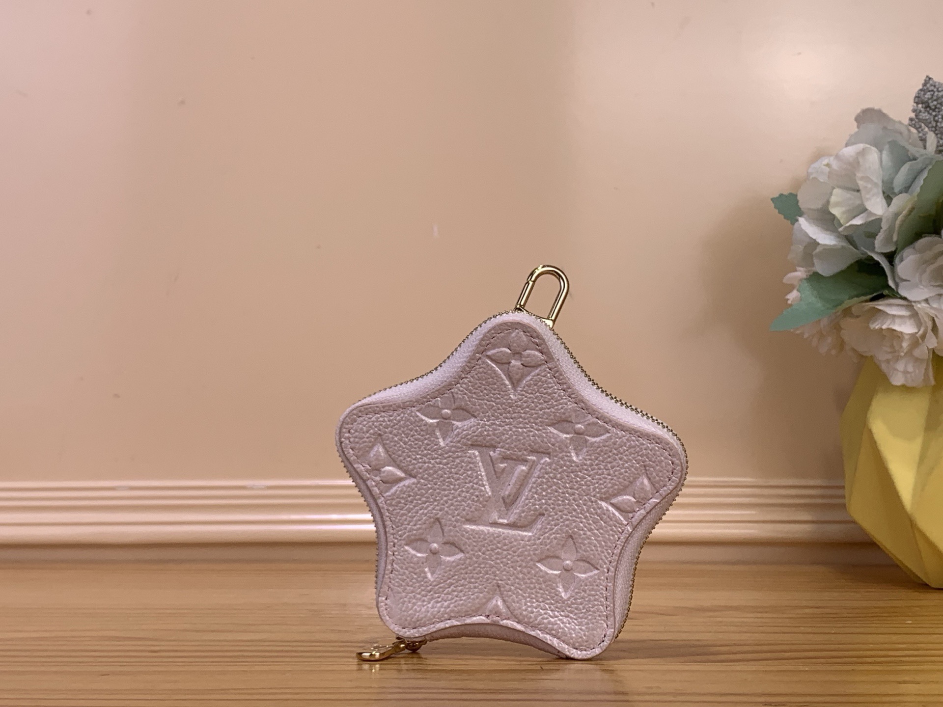 NO:676394,Top original item [SARK Coin Purse] m26575 Pearlescent Pink This Sark coin purse is made of Monogram Emreinte ms leather dip-dyed in seasonal tones, making it another great gift choice. The keychain adds functional considerations. Size 10.5 x 2 x 10.5 cm. 2113035 (height x width x length),,wallets,keychain19860909顶级原单【SARK 零钱包】 m26575 珠光粉 本款 Sark 零钱包为 Monogram Emreinte ms皮革浸染当季色调,成就又一赠礼佳选.钥匙扣再添功能考量. 尺寸10.5 x 2 x 10.5 厘米.2113035 (高 x 宽 x 长度),,wallets,keychain,Bag