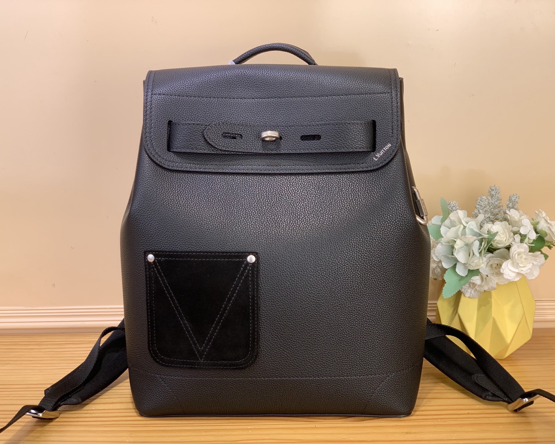 NO:687906,The top original item [Steamer Backpack] M26852 Green 27063 Black is made of soft LV Touch hx cow leather, integrating modern design into the traditional structure. The grained outer layer is embellished with suede leather front pockets and V-shaped stitching. The spacious main compartment has a padded pocket that can store a 16-inch laptop. With a drawstring and smart shoulder strap, it is a functional choice for daily travel. Size 39 x 15.5 x  31 cm 128121450,,louis vuitton,cowhide19860909顶级原单【Steamer 双肩包】M26852 绿色 27063 黑色 取材柔软 LV Touch hx牛皮革,为传统构型融入摩登设计.粒面外层点缀绒面皮革前袋与 V 字缝线.宽敞主隔层内设加垫口袋,可存放 16 寸笔记本电脑.搭配抽绳与灵动肩带,成就日常出行的功能佳选. 尺寸 39 x 15.5 x 31厘米 128121450,,louis vuitton,cowhide,Bag