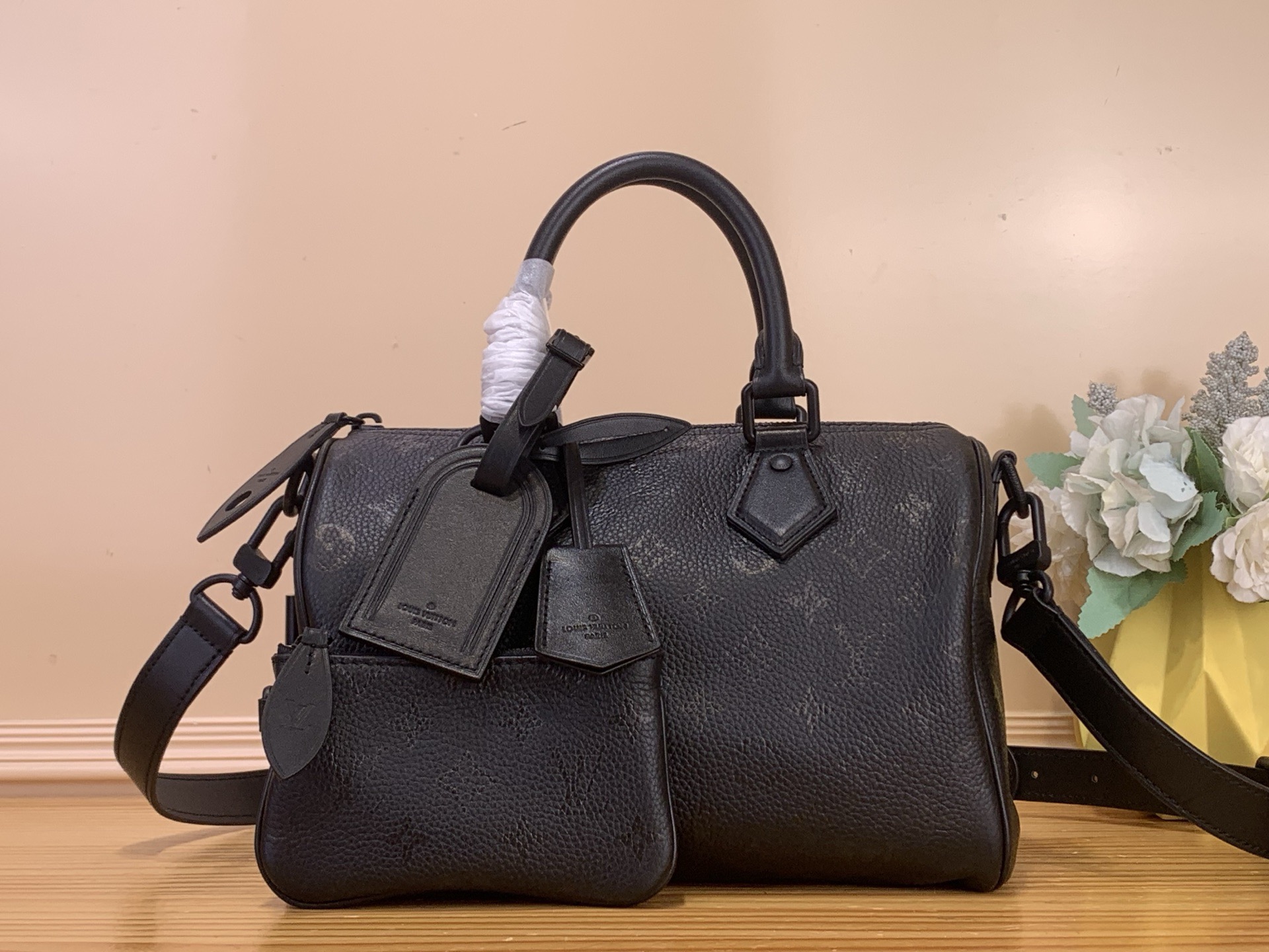 NO:670517,Top original item [SEEDY 9 BANDOULIRE25 Handbag] Black This Seedy 9 Bandoulière25 Monogram leather handbag uses soft cow leather to convey a luxurious texture. The Monogram print imitates the Monogram elements on the canvas. The polished metal parts, sheepskin lining and built-in logo highlight creative director Harrell Williams' focus on exquisite details. Size 25 x 15  x15 cm (length x height x width),,cowhide,sheepskin19860909顶级原单【SEEDY 9 BANDOULIRE25 手袋】黑色 本款 Seedy 9 Bandoulière25Monogram 皮革手袋以柔软牛皮革传递华贵质感.Monogram 印花临摹帆布上的Monogram 元素.抛光金属件、羊皮革内衬与内置标牌彰显创意总监harrell Williams 对考究细节的专注. 尺寸25 x 15 x15厘米(长度x高x宽),,cowhide,sheepskin,Bag