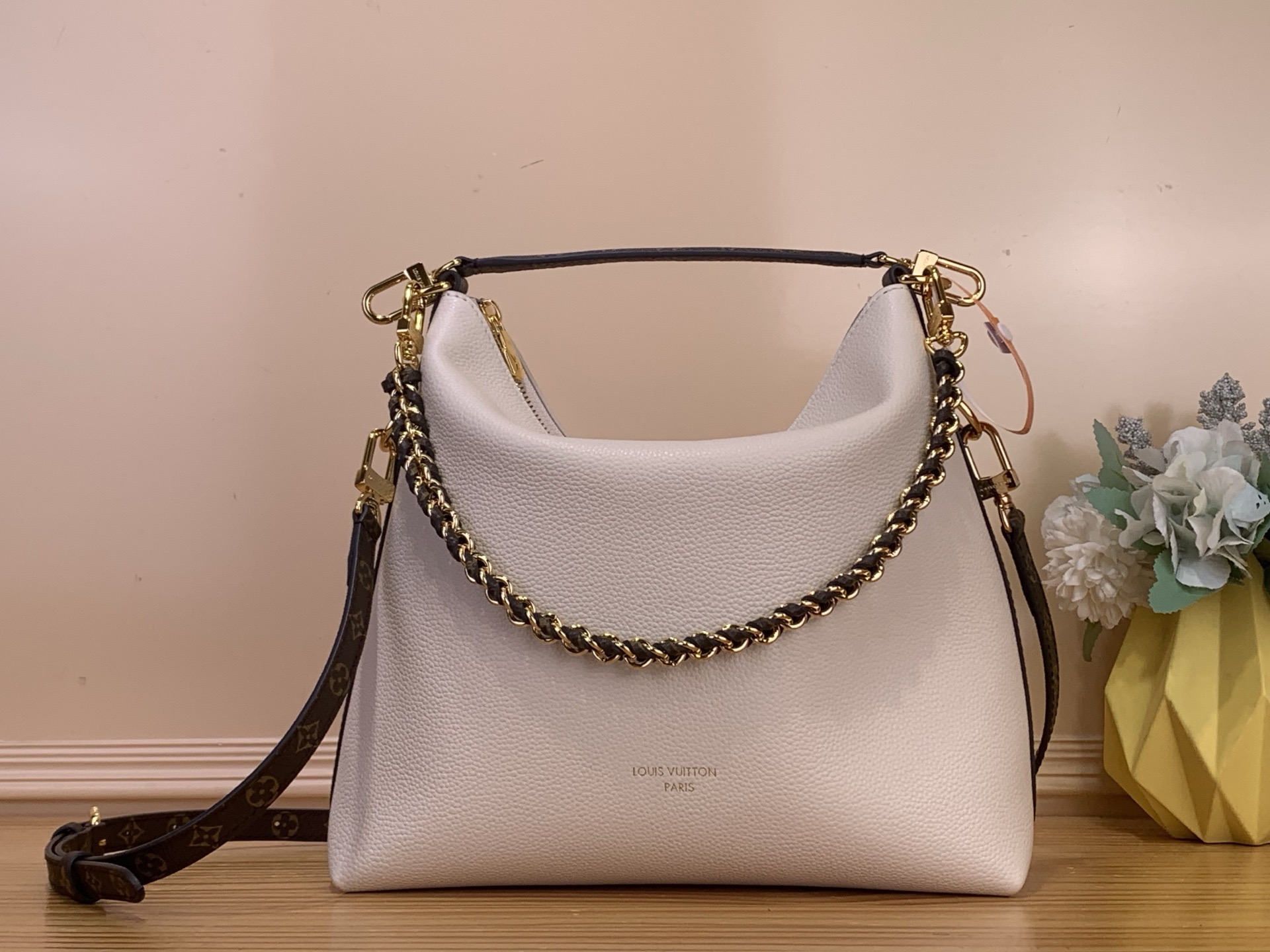 NO:670537,Top original order [MULTIPASS handbag] m28029 white Multipass handbag is inspired by the Express ys handbag that debuted in the autumn and winter series. This handbag adopts a casual drape shape, with the brand's iconic Monogram canvas trim, and is embellished with dazzling woven chains. It can be carried in a variety of ways and can accommodate daily needs such as tablet computers. Dimensions 26 x 10 x 30 cm. 7819095 (height x width x  length),19860909顶级原单【MULTIPASS 手袋】 m28029 白色 Multipass 手袋的灵感源自 秋冬系列首次亮相的 Express ys手袋.这款手袋采用随性垂坠的包型,搭配品牌标志性的 Monogram 帆布饰边,以耀目编织链条点缀.可以多种方式背携,并可容纳平板电脑等日常所需. 尺寸26 x 10 x 30 厘米.7819095 (高 x 宽 x 长度),,Bag