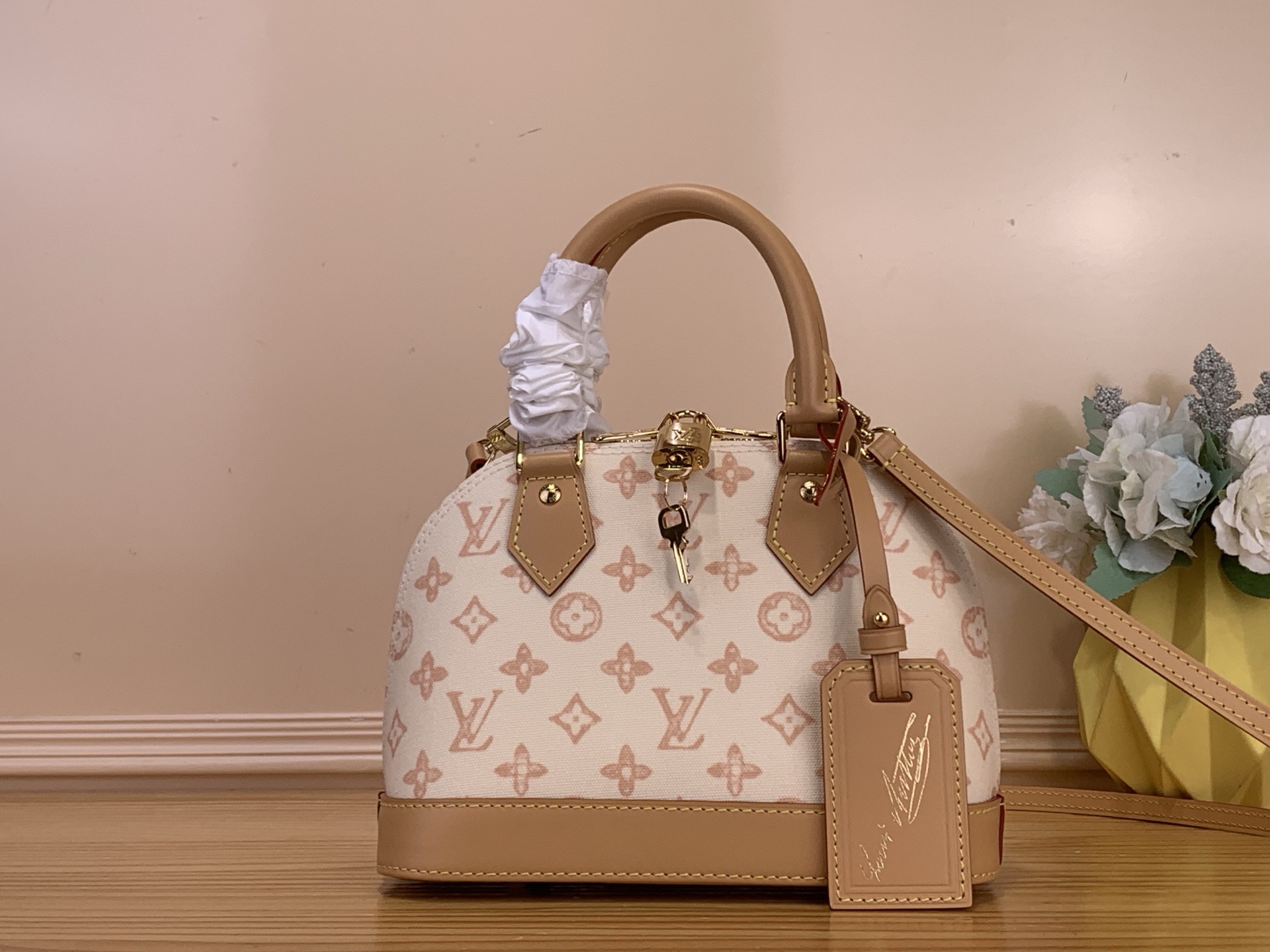 NO:670543,Top original order [Alma BB handbag] M27525 white flower 27526 light blue flower 28272 rose red flower LV anniversary limited presbyopia series color model This Alma BB handbag traces its origins to the Art Deco style of 1934, with an elegant configuration made of Monogram st canvas. Dazzling padlock and key, Toron  The handle and leather key bag add classic elements, and the detachable and adjustable shoulder strap makes it easy to carry cross-body. Dimensions 17.5 x 11.5 x 23.5 cm.5516065,, louis vuitton19860909顶级原单【Alma BB 手袋】M27525 白花 27526 浅蓝花 28272 玫红花 LV周年纪念限定老花系列彩色款 本款 Alma BB 手袋溯源 1934 年的装饰艺术格调,以 Monogram st帆布塑造雅致构型.耀目挂锁与钥匙、Toron 手柄和皮革钥匙包点睛经典元素,可拆卸并调节的肩带方便斜挎. 尺寸 17.5 x 11.5 x 23.5 厘米.5516065,,louis vuitton,Bag