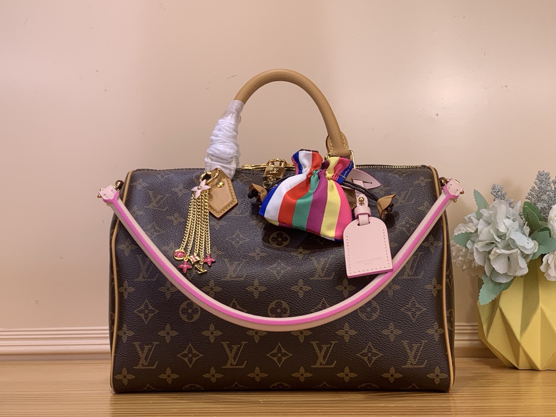 NO:670548,Top original item [Seedy Soft 30 Dark] m26498 presbyopia/pink (with lucky bag) Seedy Soft 30 Dark is designed to stand out and is the perfect travel companion. It is made by House  Crafted in Sj's signature Monogram coated canvas, trimmed with black leather and finished with a bold gothic-inspired chain. The chic and roomy design also features a name tag and tassels, and has an internal zip pocket to securely store your passport and other important items. New shoulder Toron handles add the final flourish. Dimensions 30 x 21 x 17 cm. 6316054.,19860909顶级原单【Seedy Soft 30 Dark】m26498 老花/ 粉色（配福袋） Seedy Soft 30 Dark旨在脱颖而出,是完美的旅行伴侣.它由House Sj标志性的Monogram涂层帆布制成,饰有黑色皮革,并饰有大胆的哥特式风格的链条.别致而宽敞的设计还具有名牌和流苏,并有一个内部拉链口袋,可以安全地存放护照和其他重要物品.新的肩部Toron手柄增加了最后的繁荣. 尺寸30 x 21 x 17厘米.6316054.,,Bag